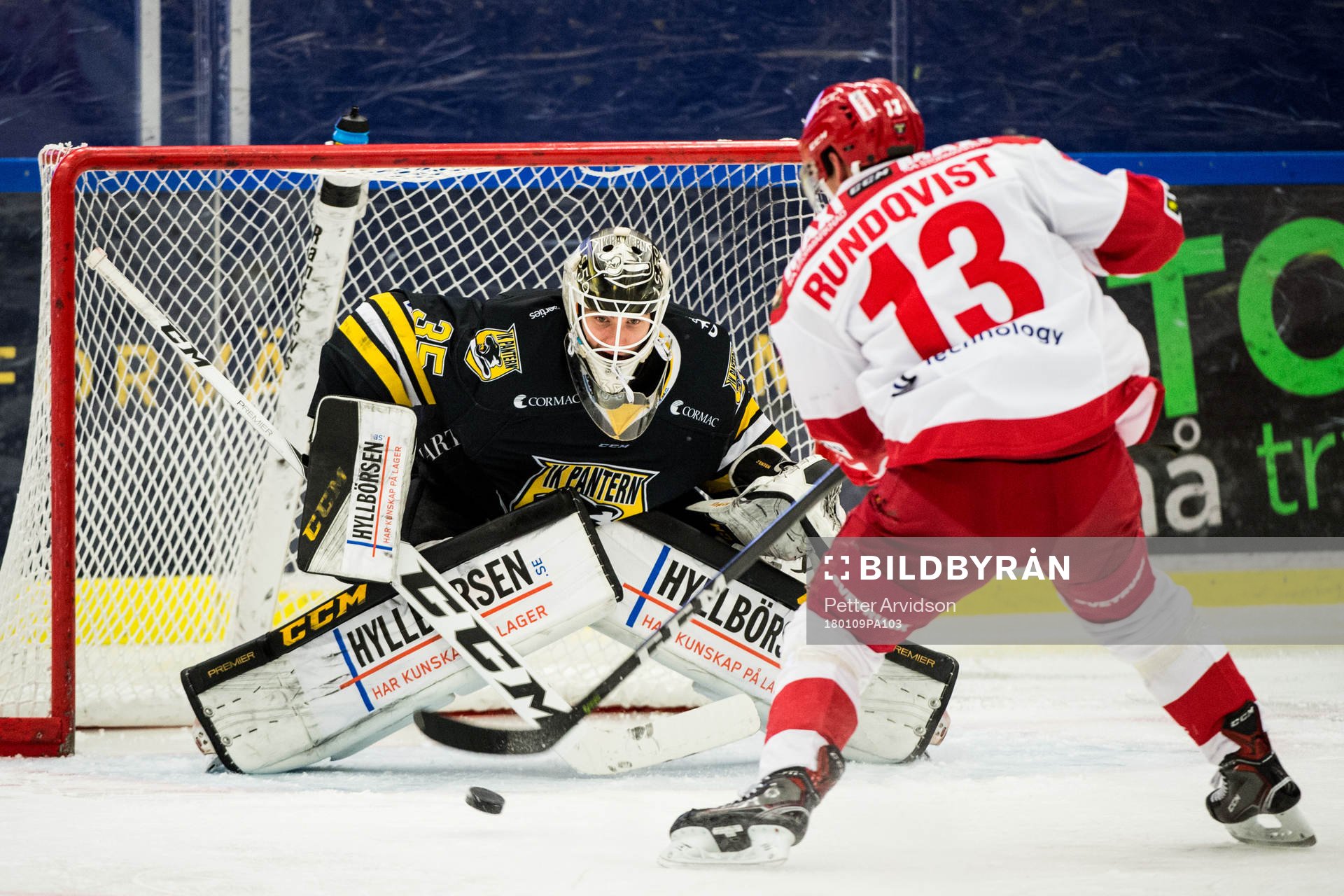 Trojas David Rundqvist utmanar Panterns målvakt Robin