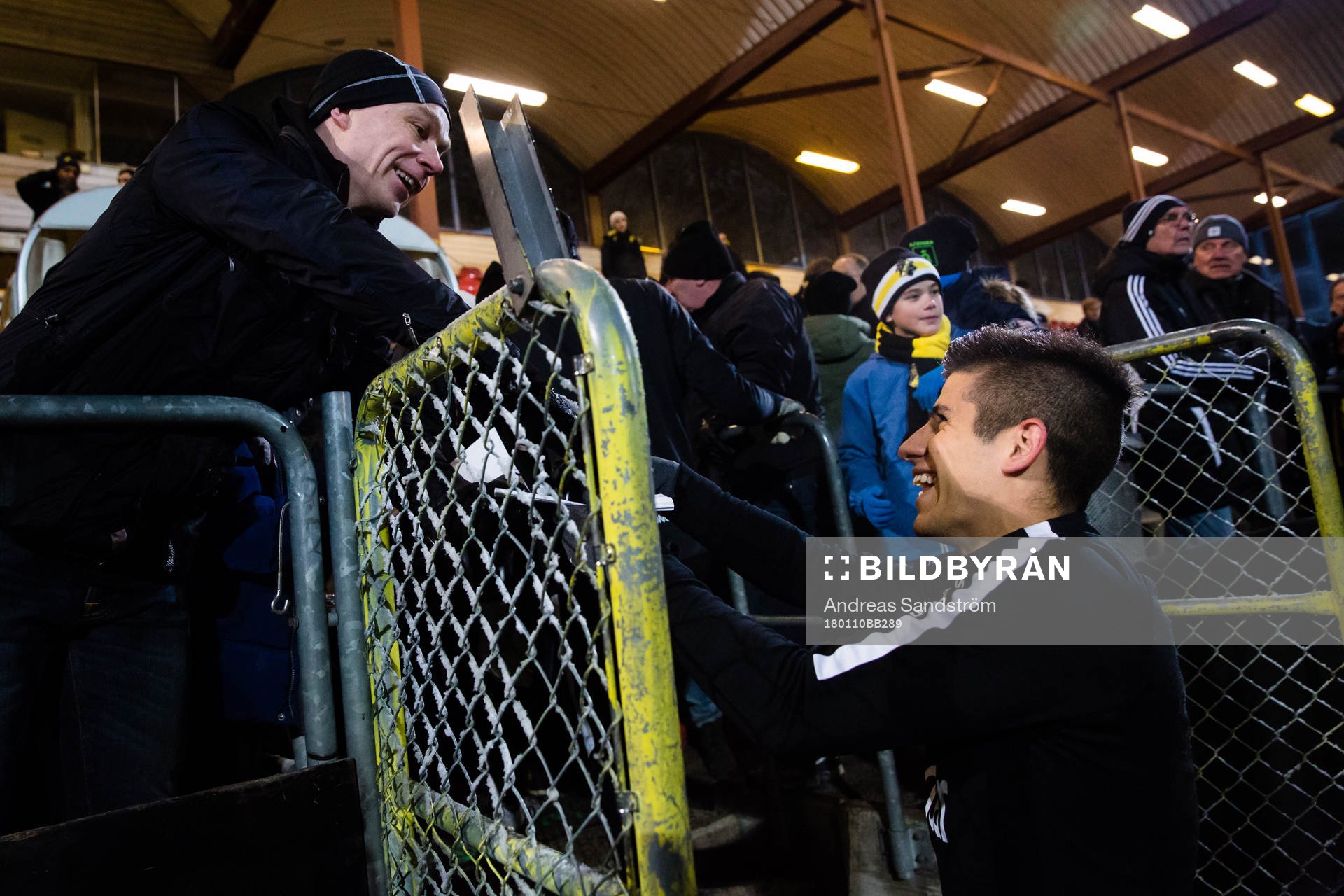 s Nicolas Marcelo Stefanelli skriver en autograf till en