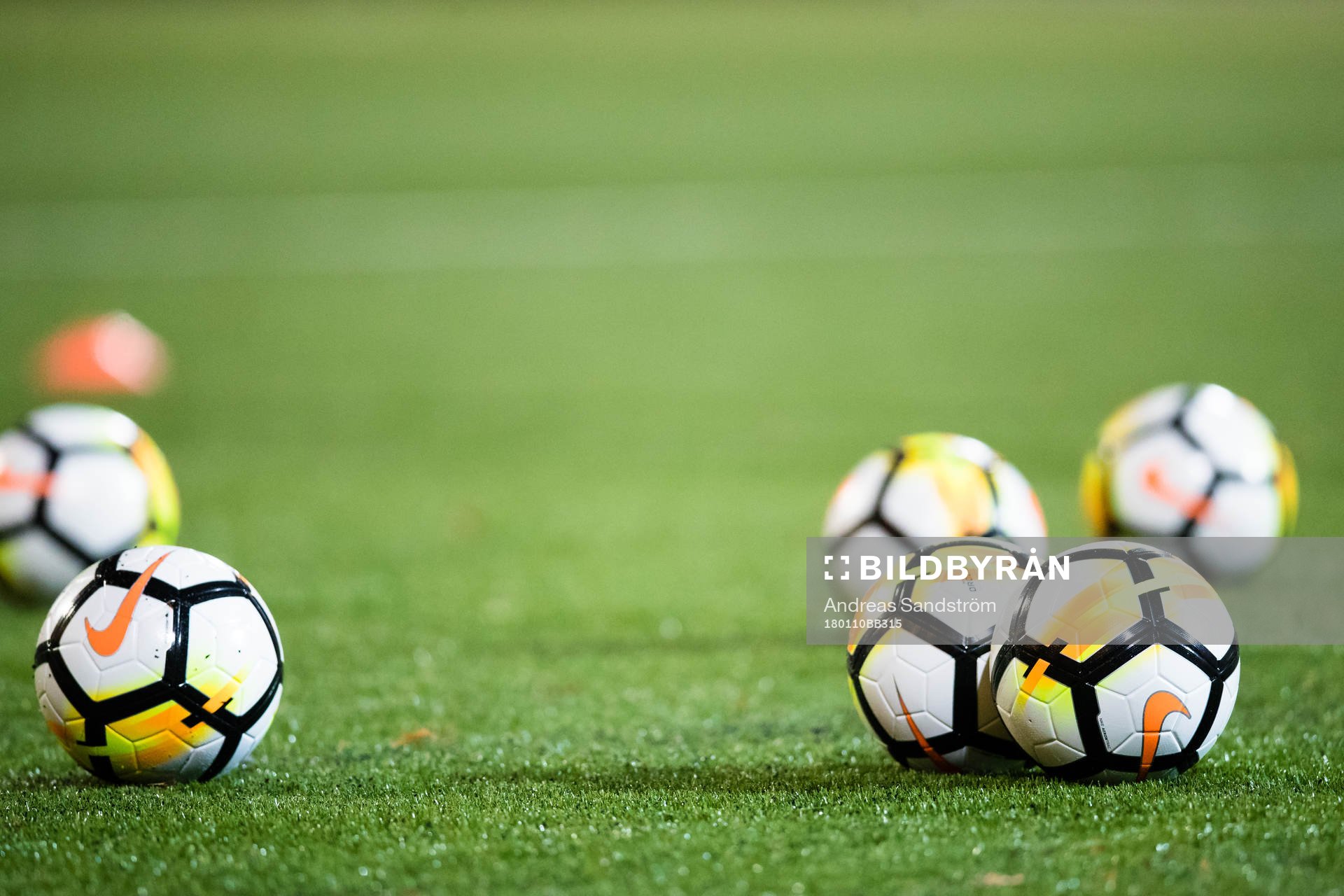 Bollar på en fotbollsplan