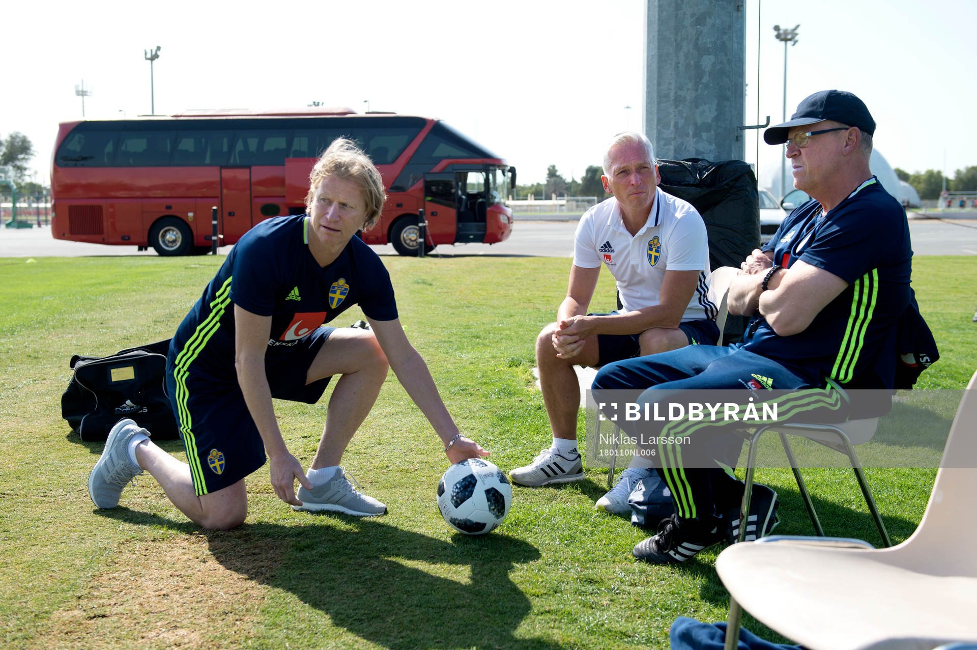 Sveriges landslagschef Stefan Pettersson, generalsekreterare Håkan Sjöstrand och förbundskapten Janne Andersson under en träning på det svenska fotbollslandslagets januariturné den 10 januari 2018 i Abu Dhabi.