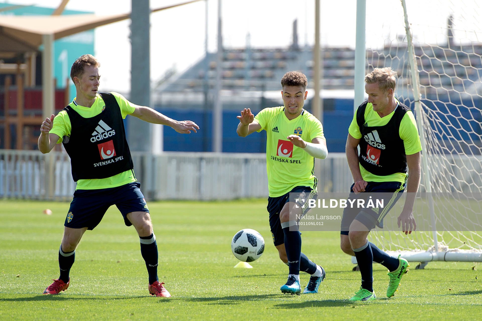 Sveriges Joel Andersson, Jordan Larsson och Franz Brorsson under en träning på det svenska fotbollslandslagets januariturné den 10 januari 2018 i Abu Dhabi.