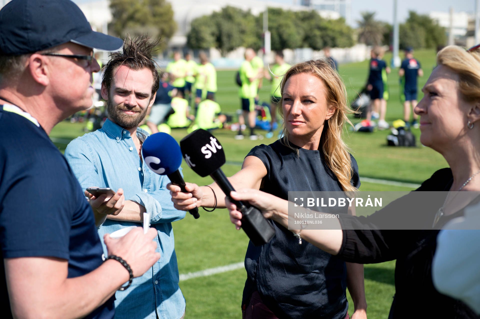 Sveriges Fredrik Jönsson, Frida Nordstrand och Jane Björck intervjuar förbundskapten Janne Andersson under en träning på det svenska fotbollslandslagets januariturné den 10 januari 2018 i Abu Dhabi.