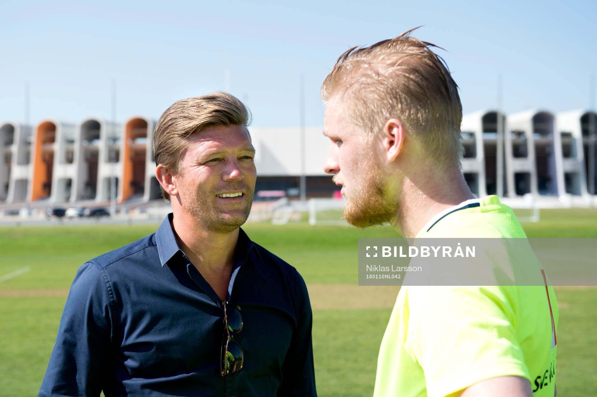 Sveriges Kalle Holmberg fick besök av sin agent Marcus Allbäck under en träning på det svenska fotbollslandslagets januariturné den 10 januari 2018 i Abu Dhabi.