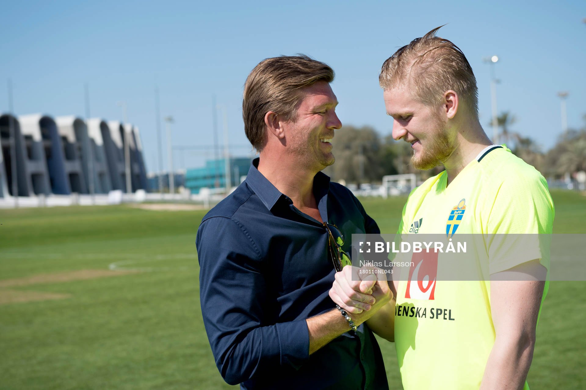 Sveriges Kalle Holmberg fick besök av sin agent Marcus Allbäck under en träning på det svenska fotbollslandslagets januariturné den 10 januari 2018 i Abu Dhabi.