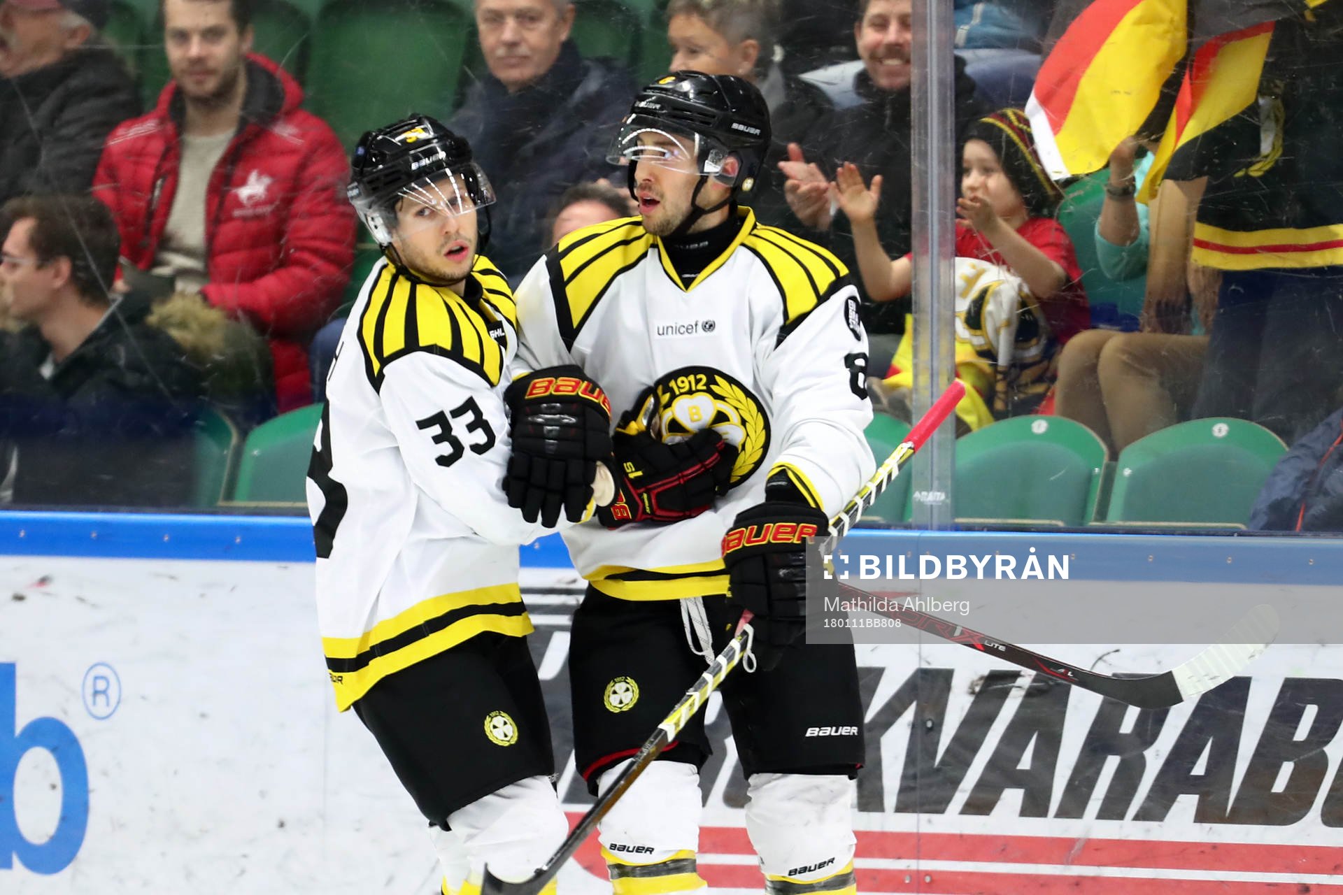 Brynäs Elias Fälth  och Aaron Palushaj jublar