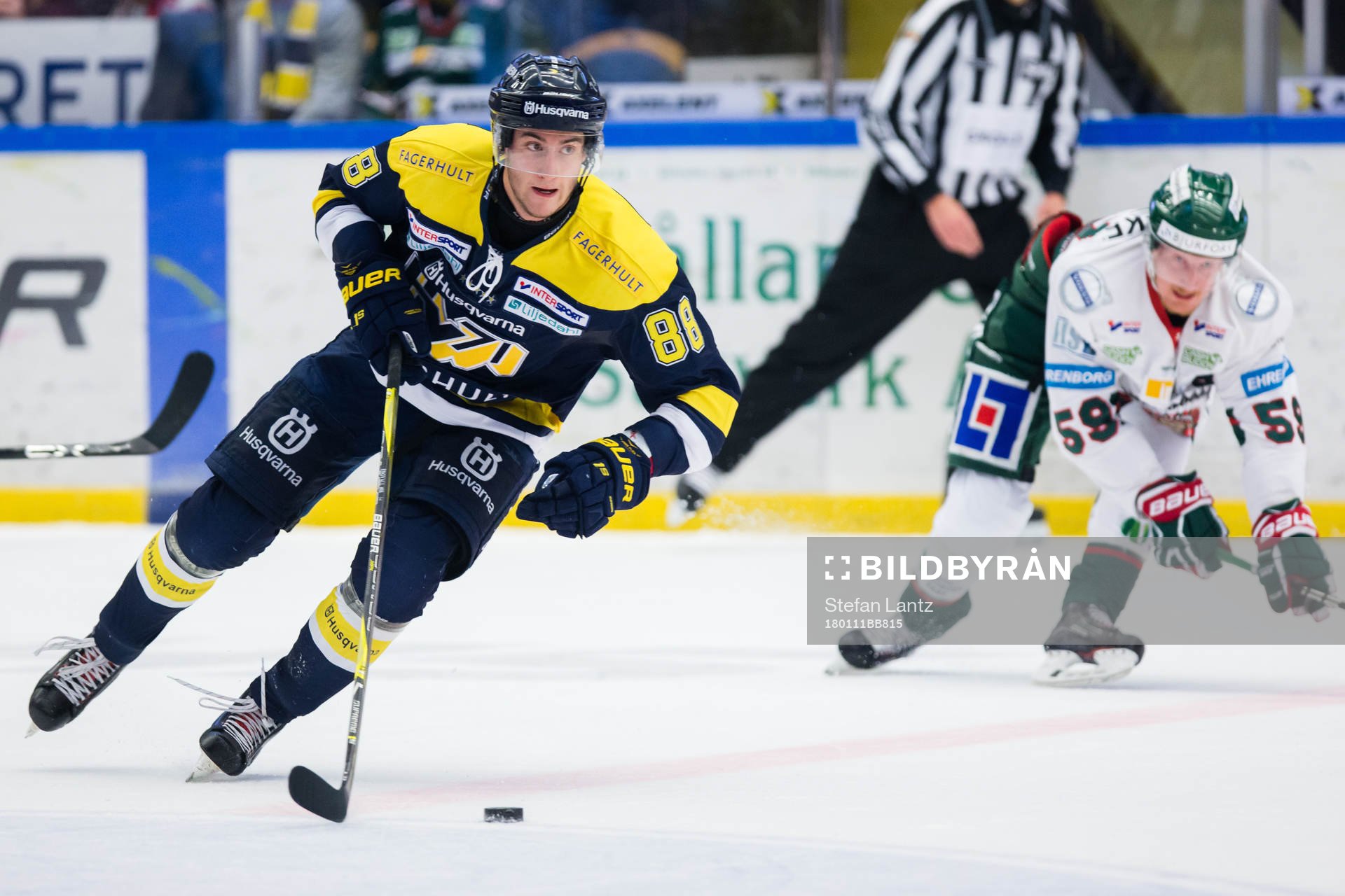 s Pierre Engvall i före Frölundas Simon Hjalmarsson