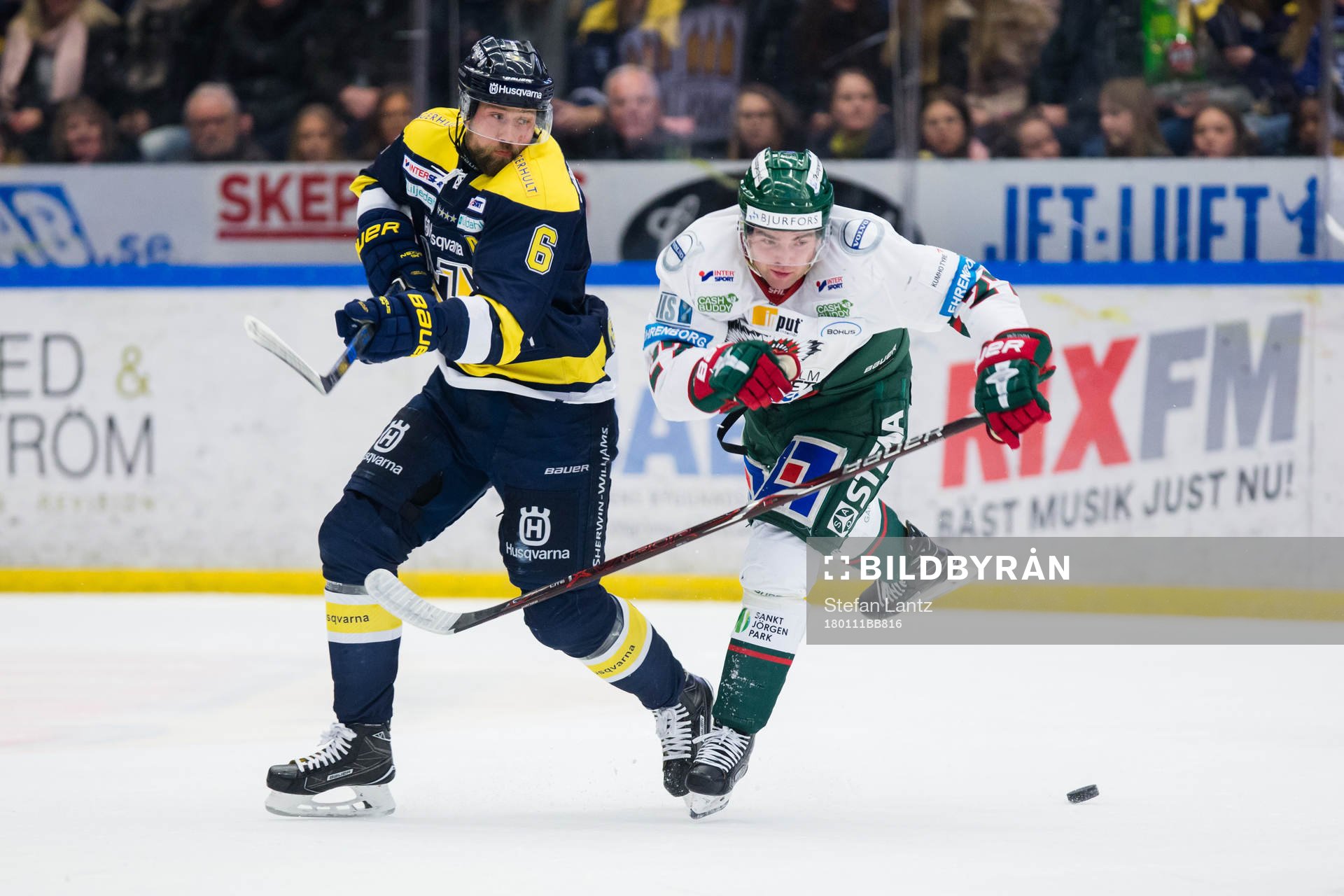 s Christoffer Persson tacklar Frölundas Ponthus Westerholm
