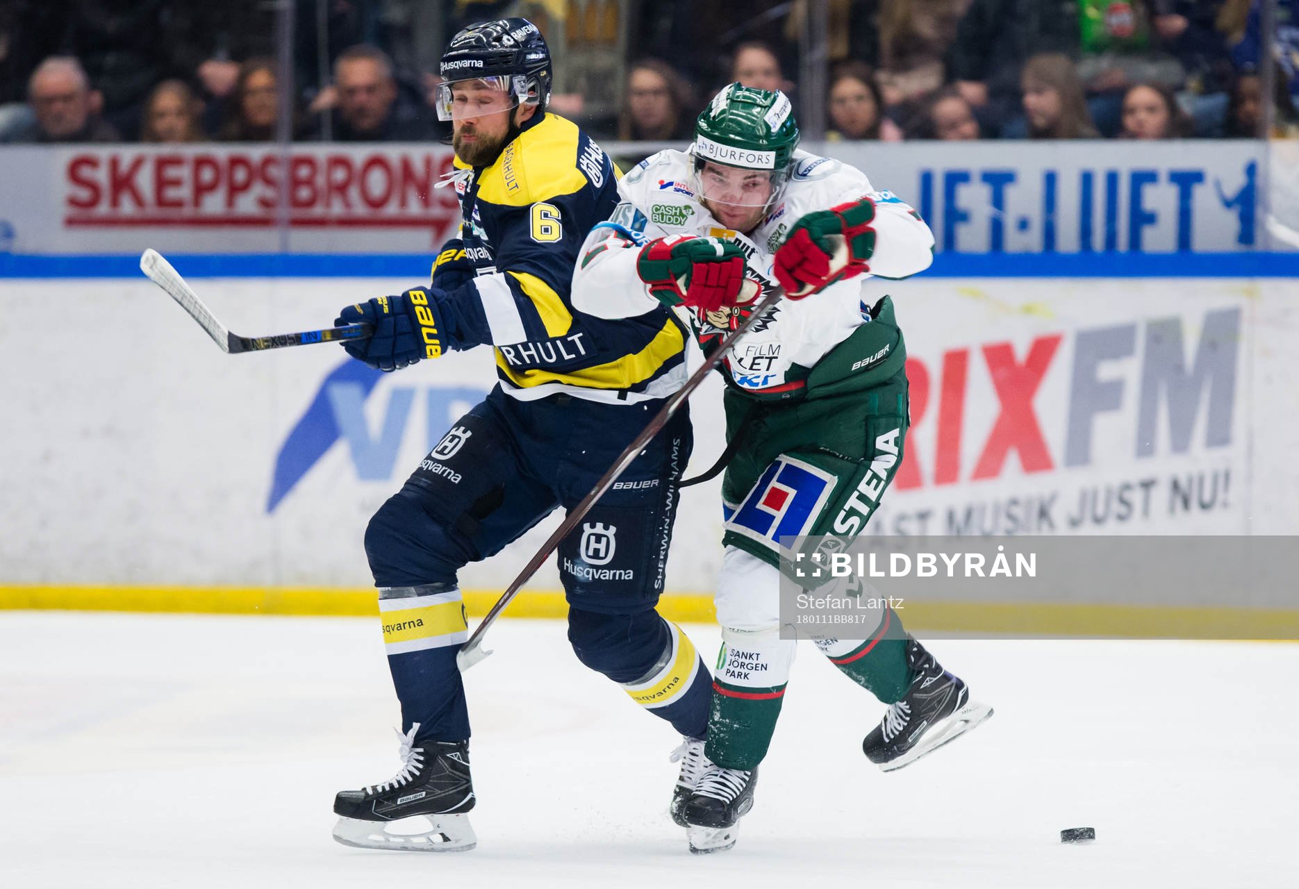 s Christoffer Persson tacklar Frölundas Ponthus Westerholm