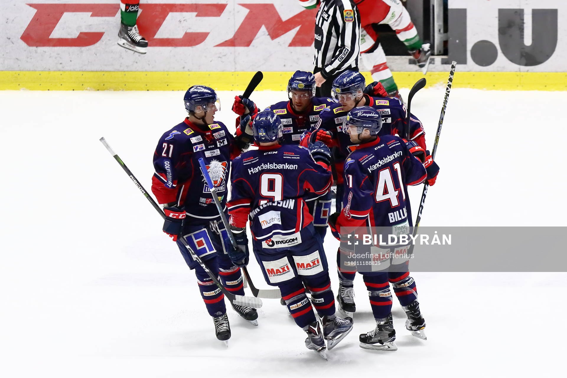 Jubel med bland andra Emil Sylvegård, Tony Mårtensson,
