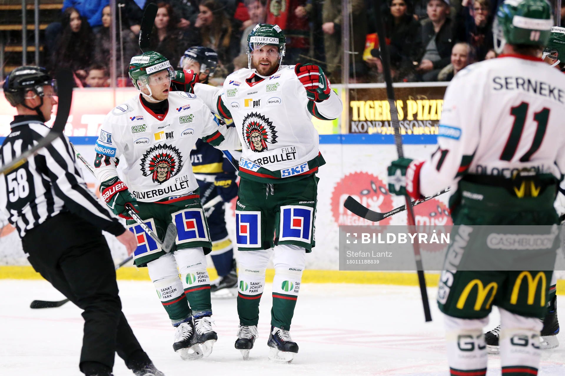 Frölundas Ryan Lasch och Jan Mursak (målskytt) jublar