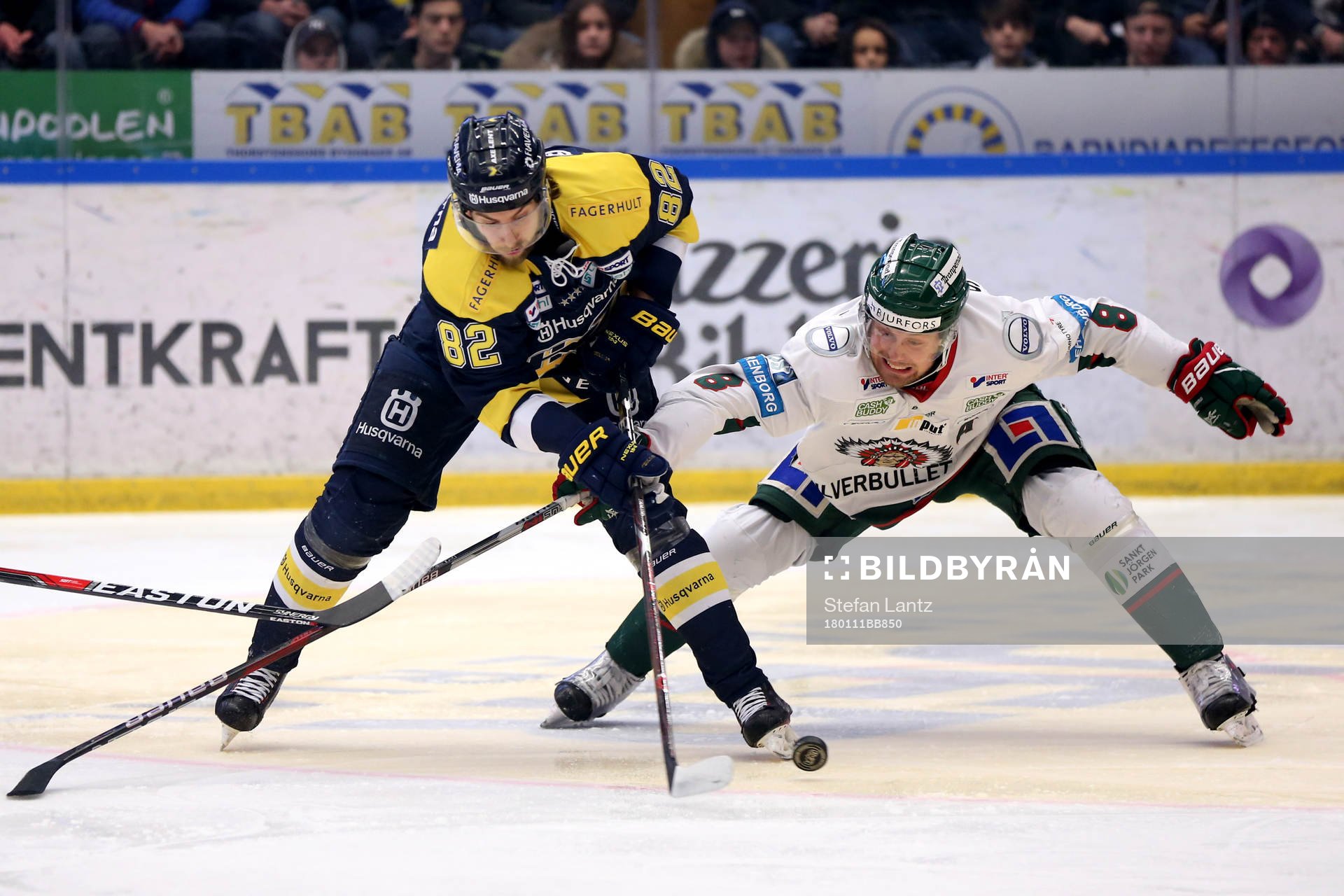 s Kevin Stenlund och Frölundas John Nyberg i kamp om pucken