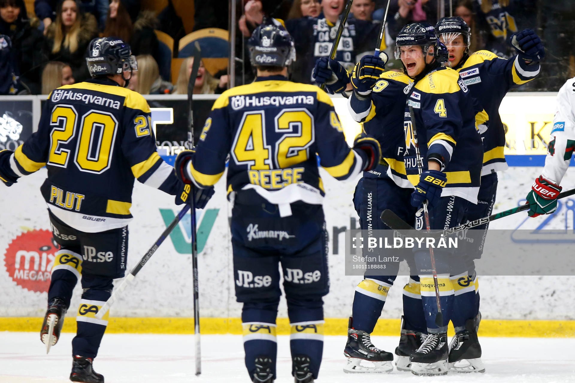 s Max Wärn jublar med lagkamrater
