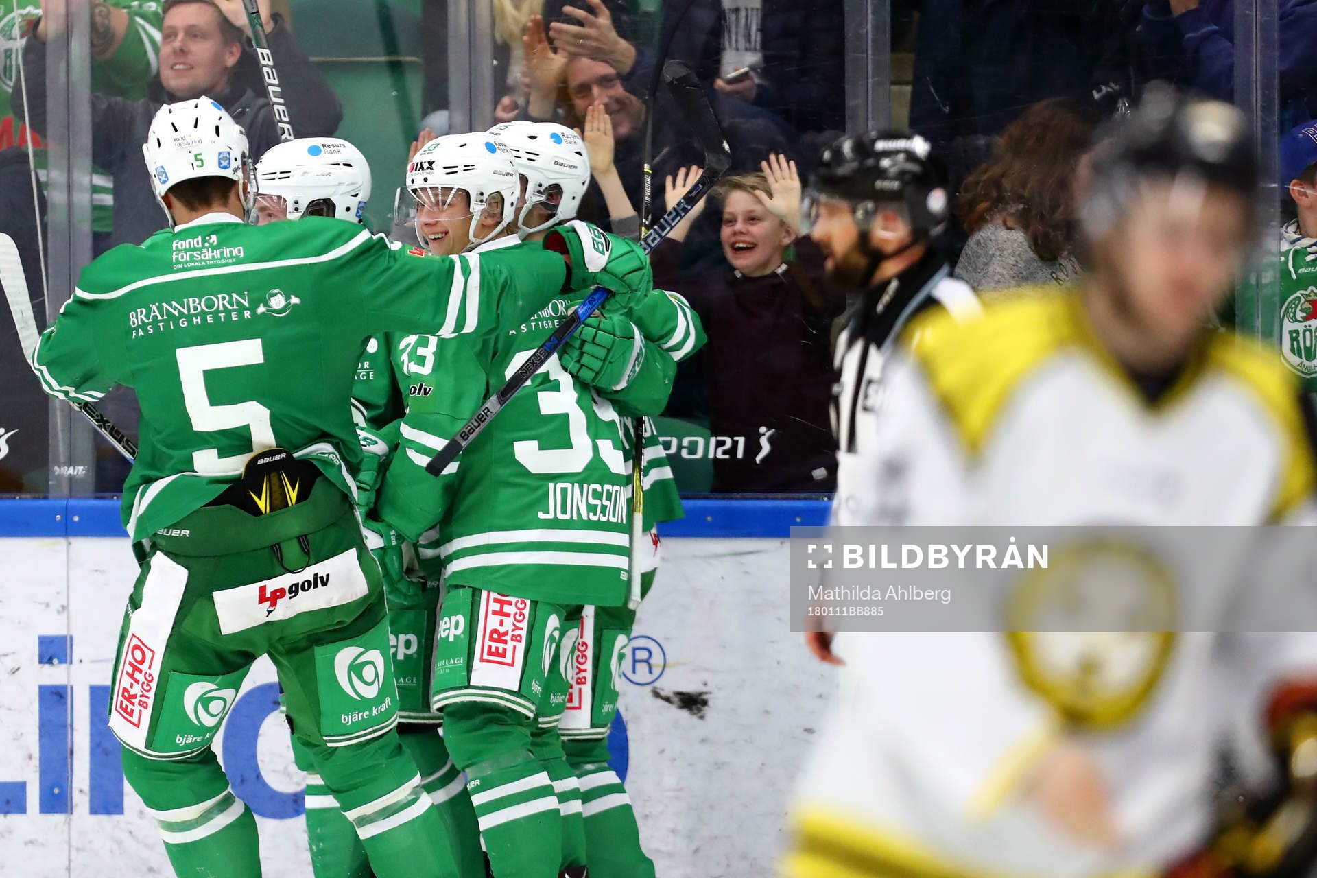 Rögles Bryan Lerg jublar med Alen Bibic och Samuel Jonsson