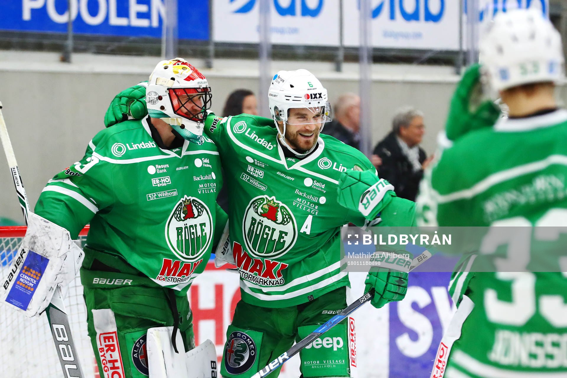 Rögles målvakt Justin Pogge jublar med Craig Schira