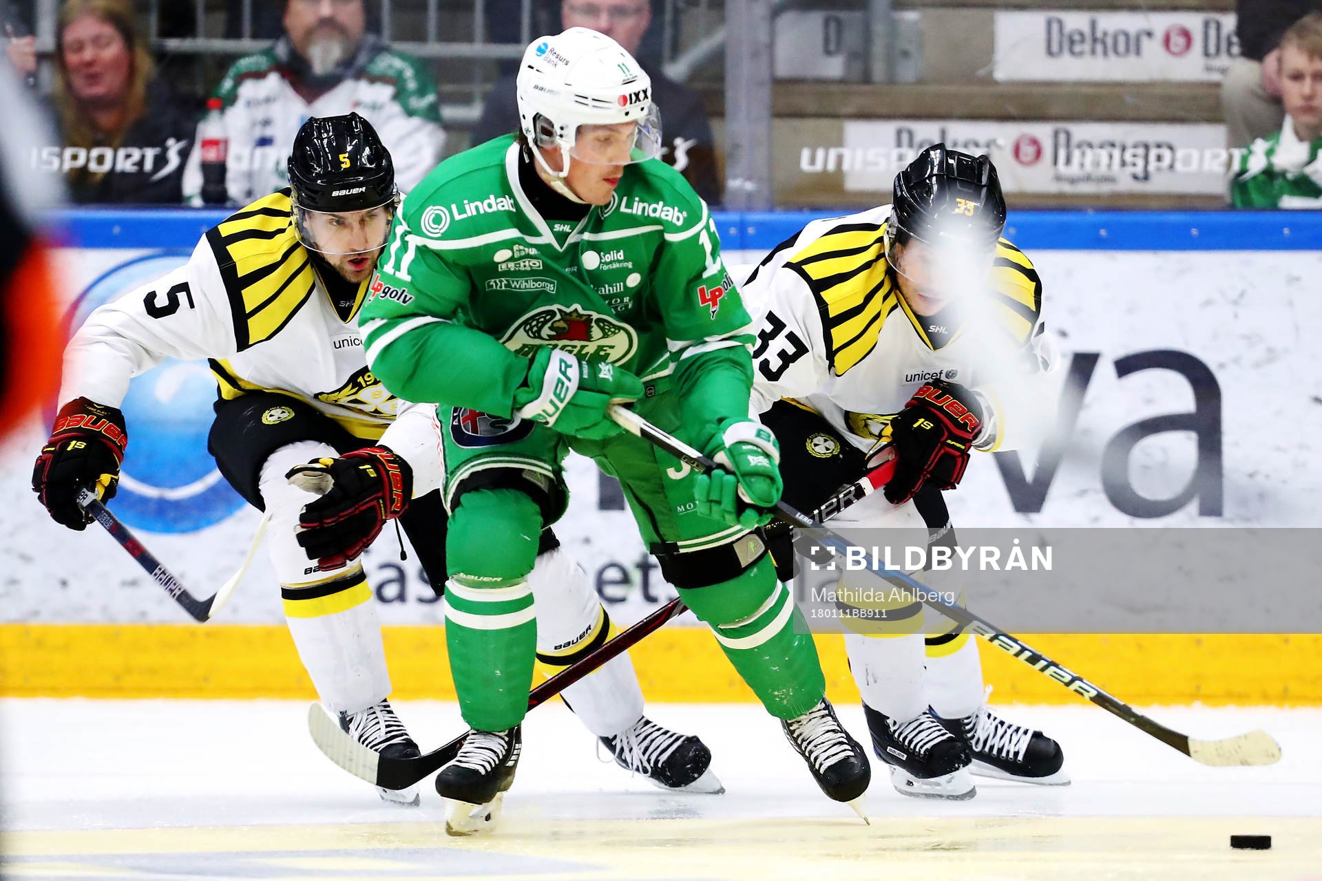 Brynäs Lukas Kilström och Elias Fälth  jagar Rögles