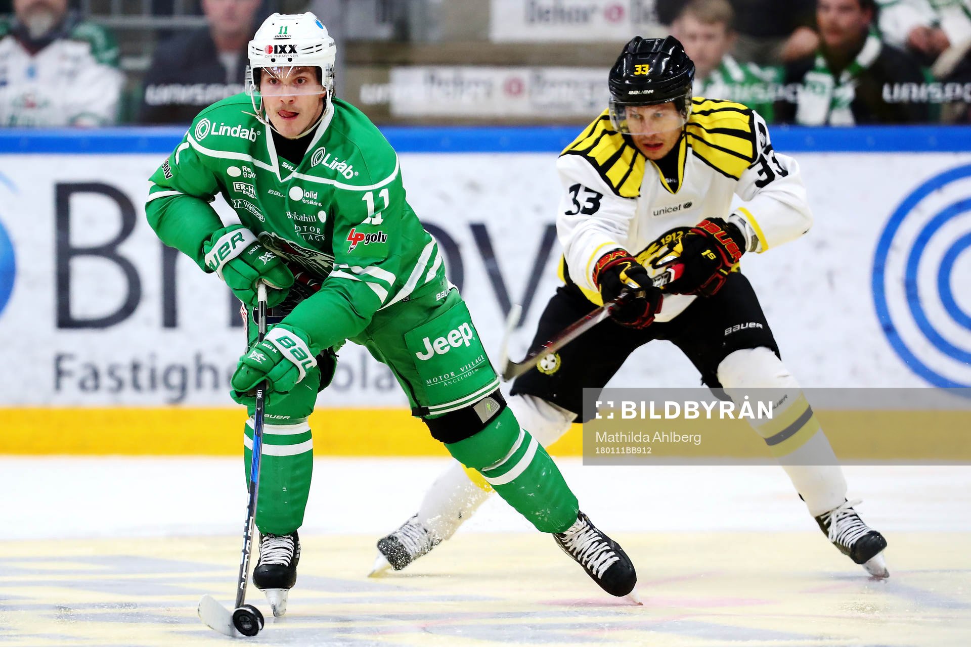 Brynäs Elias Fälth  jagar Rögles Bryan Lerg