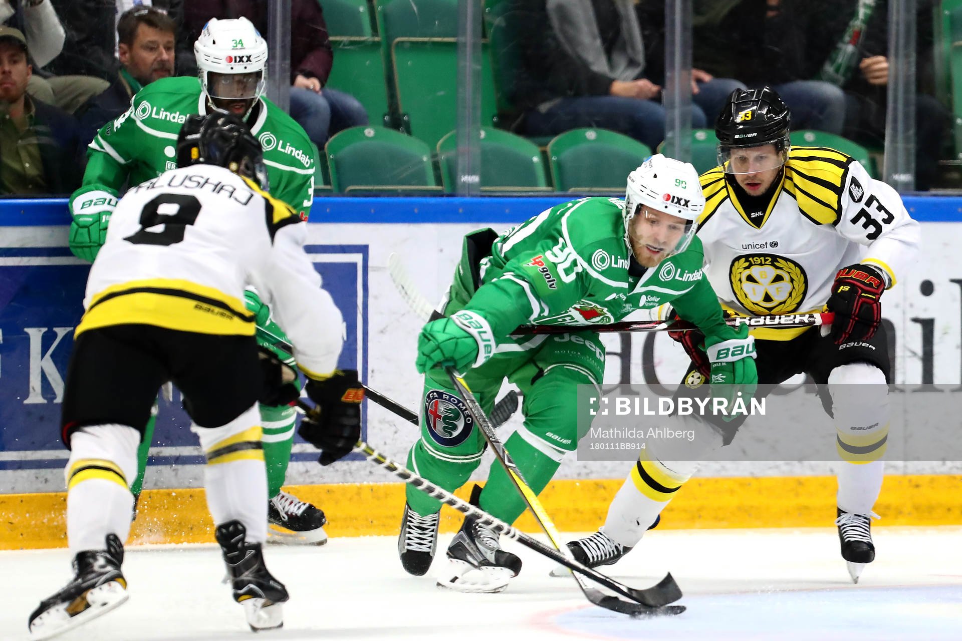 Rögles Ted Brithén och Brynäs Elias Fälth i kamp om