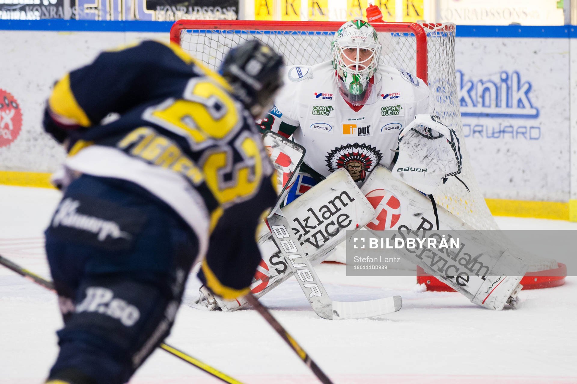 s Robin Figren skjuter mot Frölundas målvakt Johan