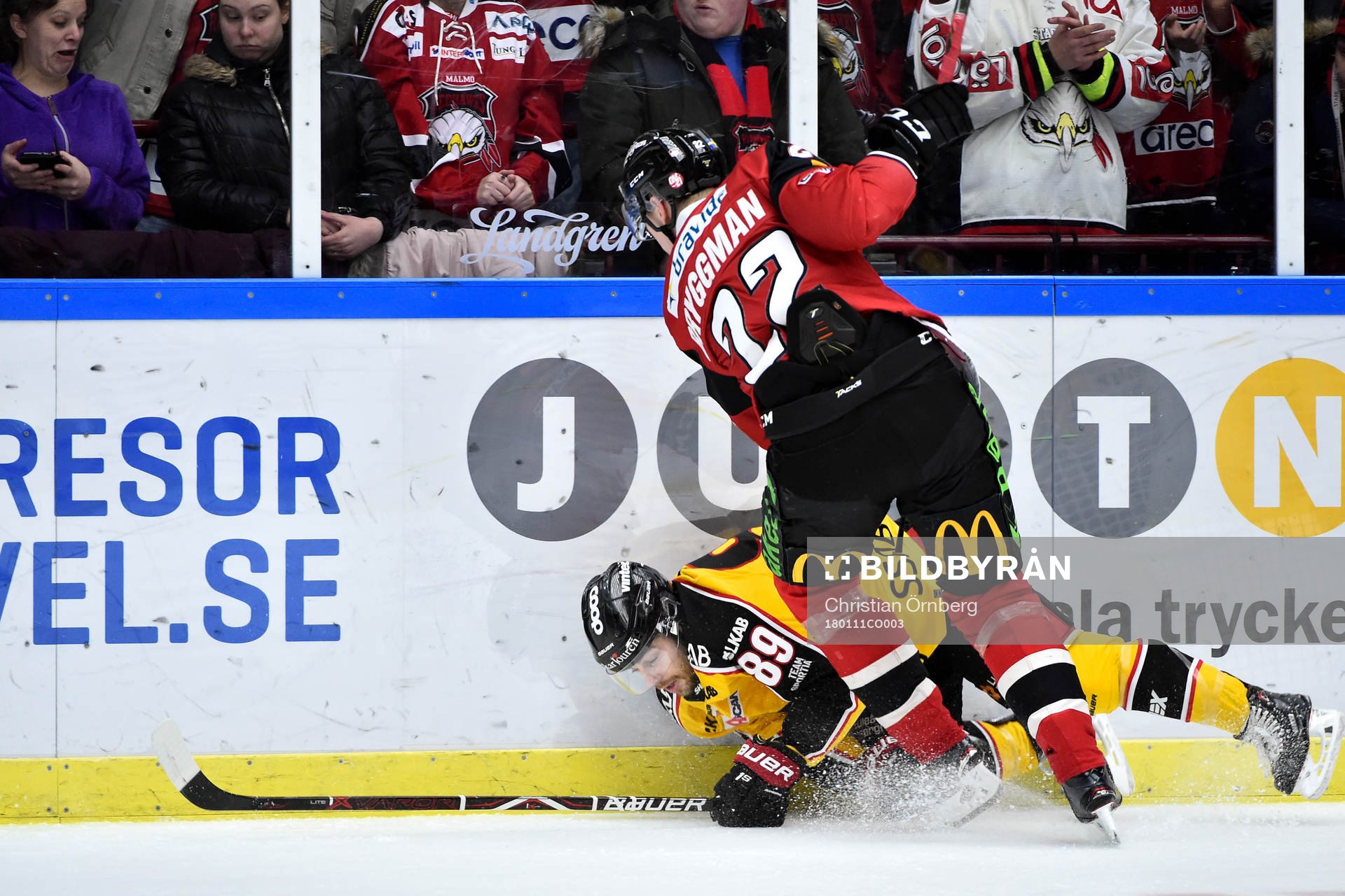 Luleås Ryan Johnston tacklas av Malmö Redhawks Lars