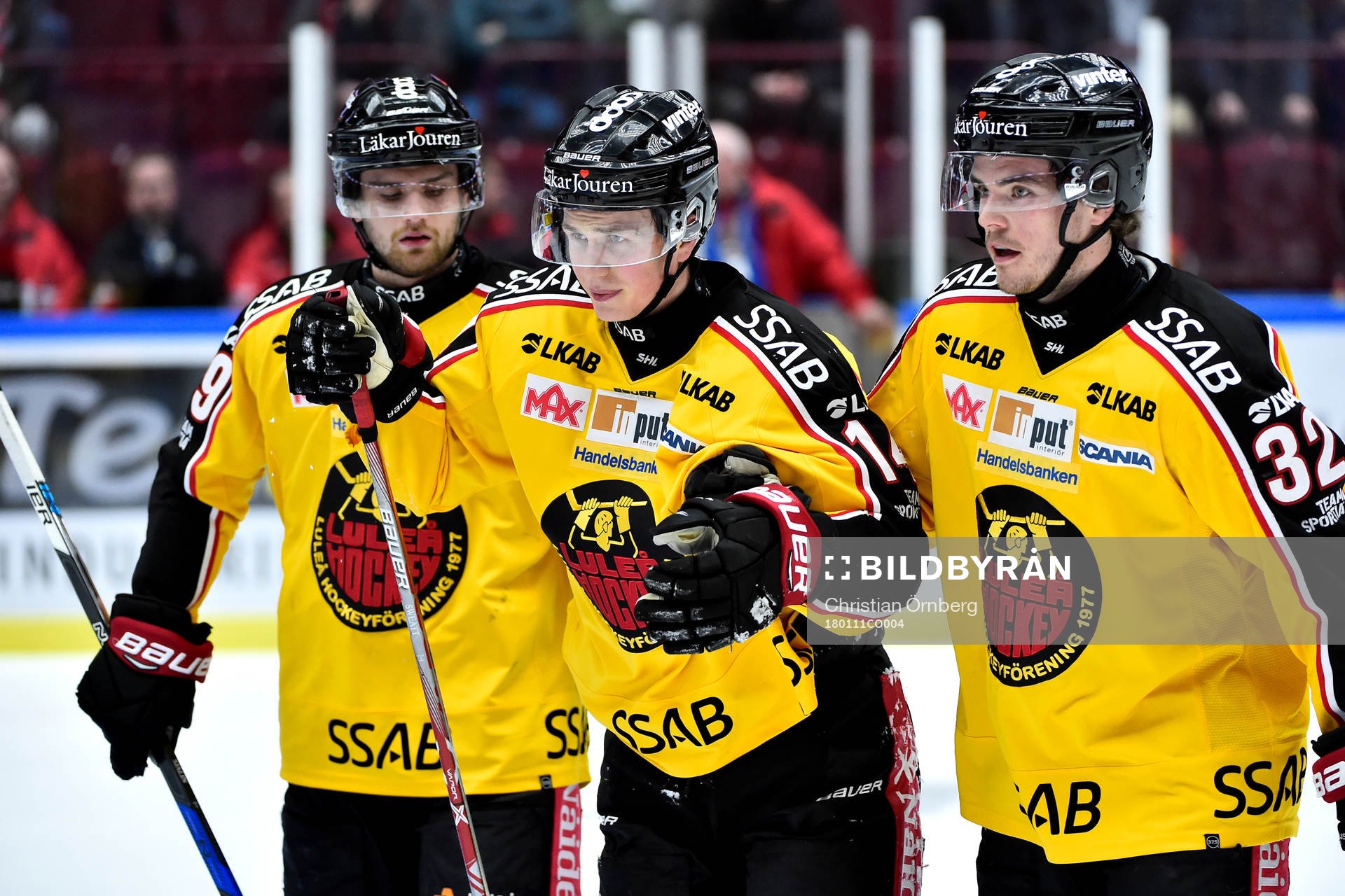 Luleås Jonas Berglund frå hjälp att lämna isen av Johan