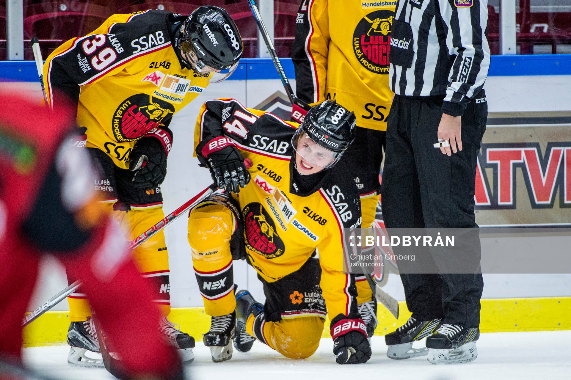 Luleås Pontus Själin tittar till Jonas Berglund