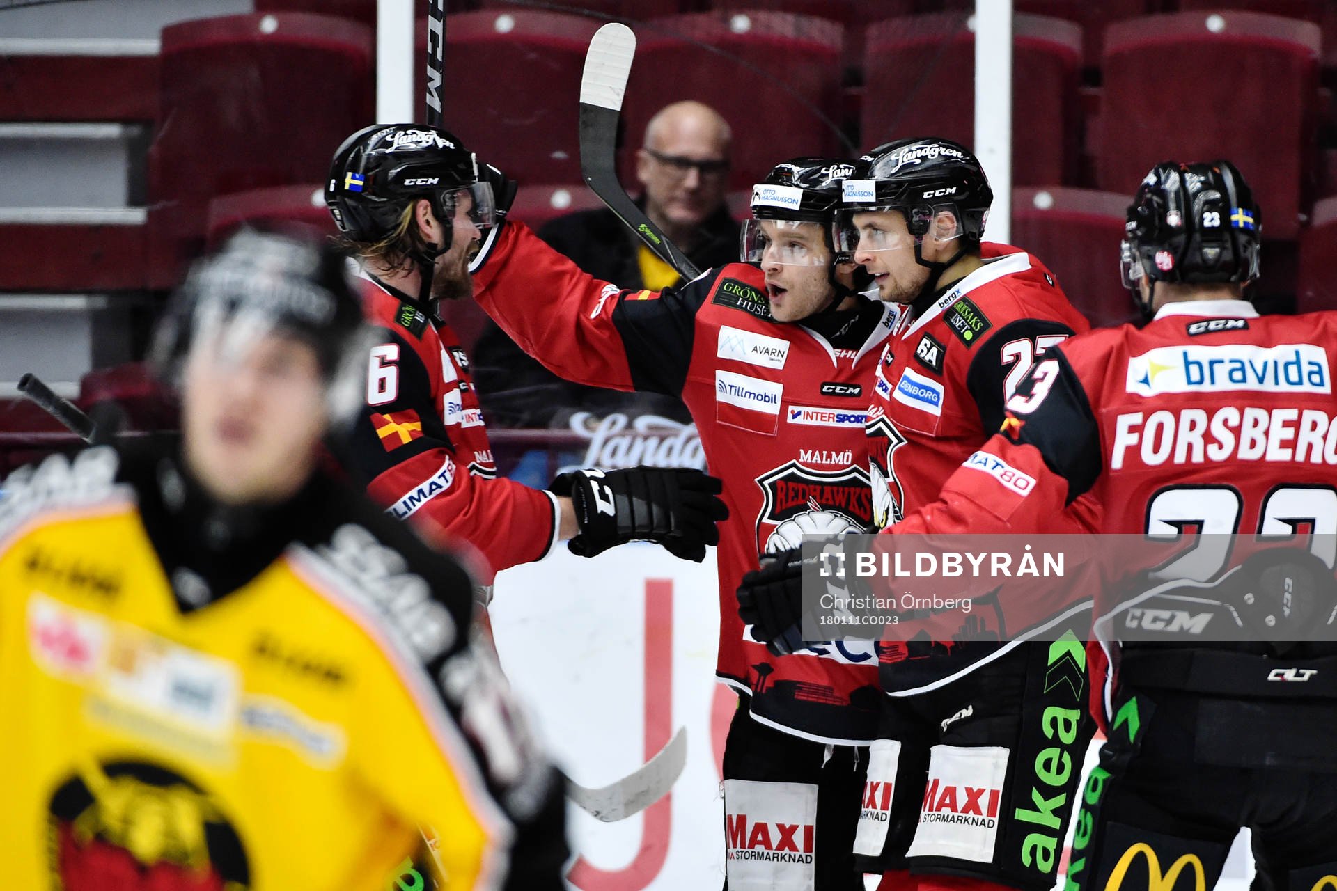 Malmö Redhawks Johan Olofsson jublar med lagkamrater