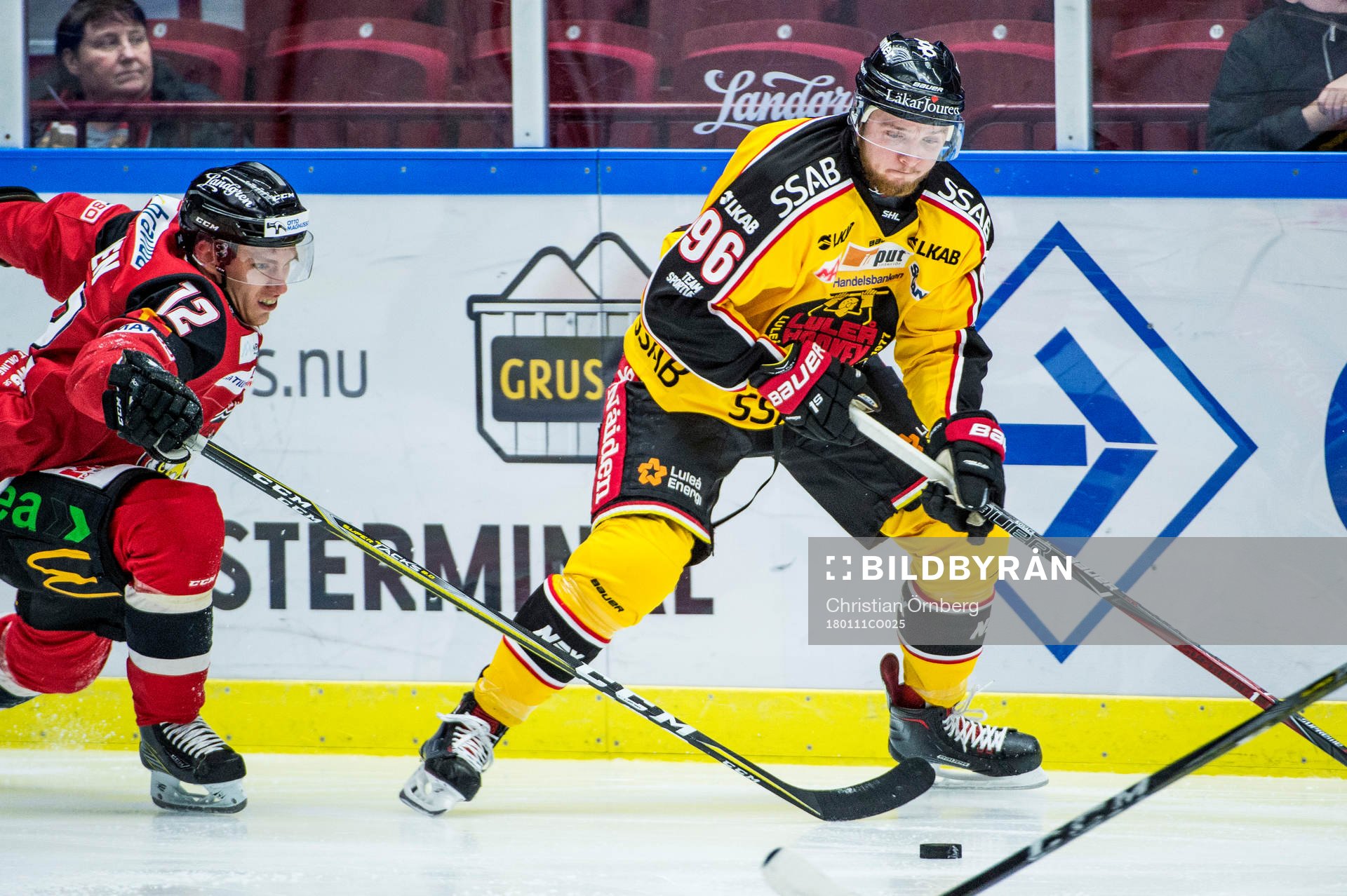 Malmö Redhawks Matias Lassen mot Luleås Robin Kovacs