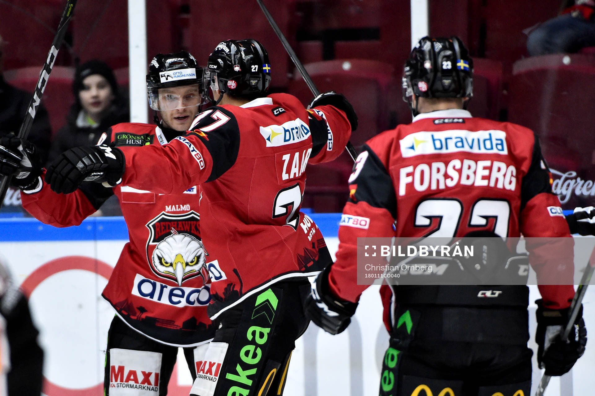 Malmö Redhawks Johan Olofsson jublar med Daniel Zaar och