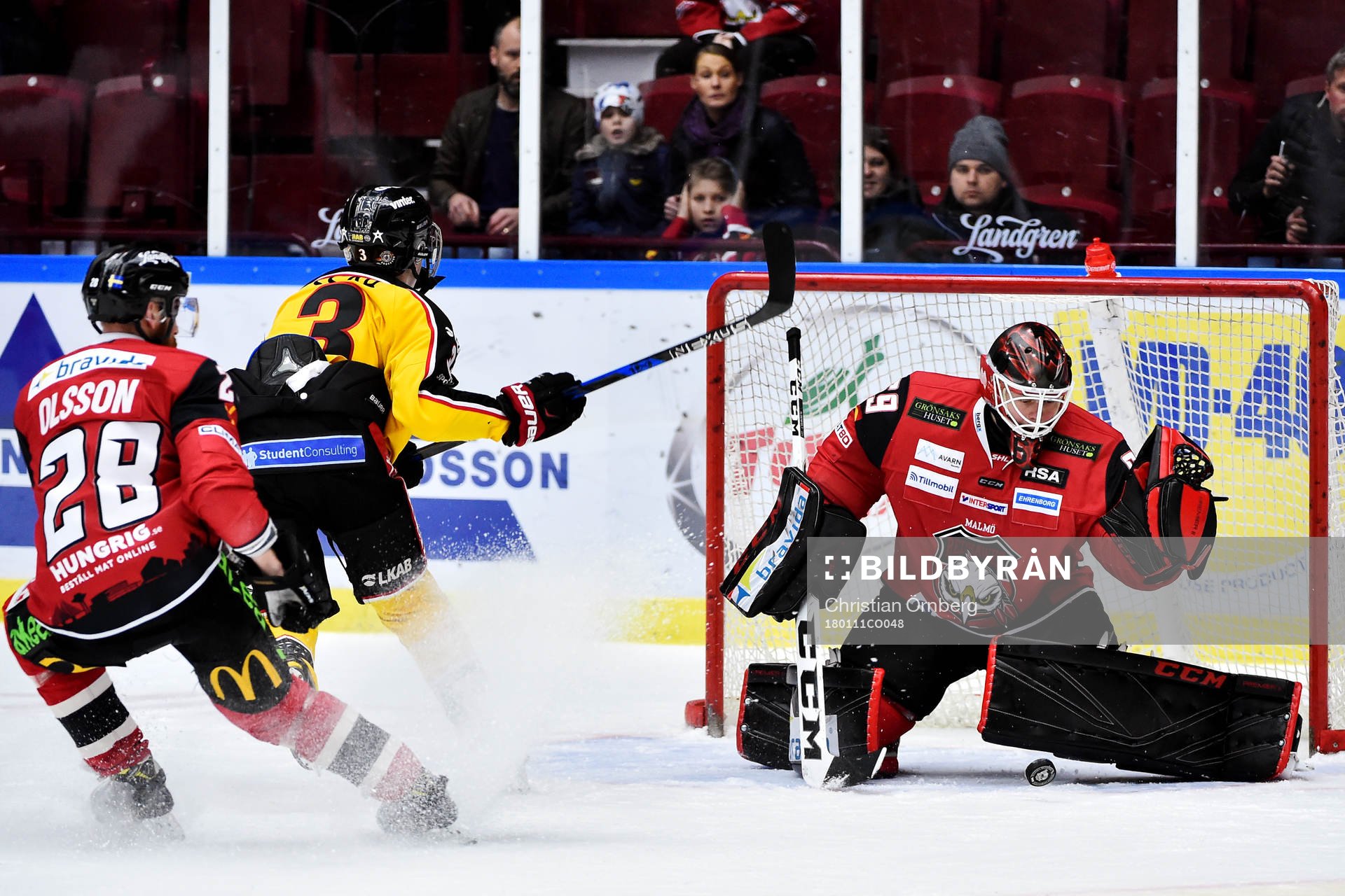 Luleås Nils Lundkvist mot försvarande Malmö Redhawks