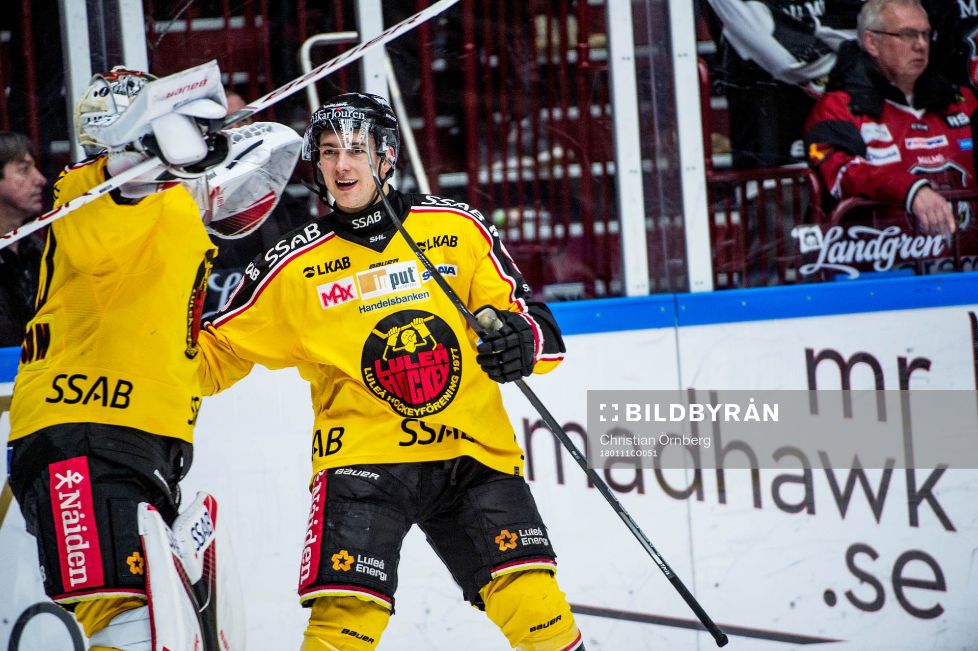 Luleås Johan Forsberg jublar med målvakt Filip Gustavsson