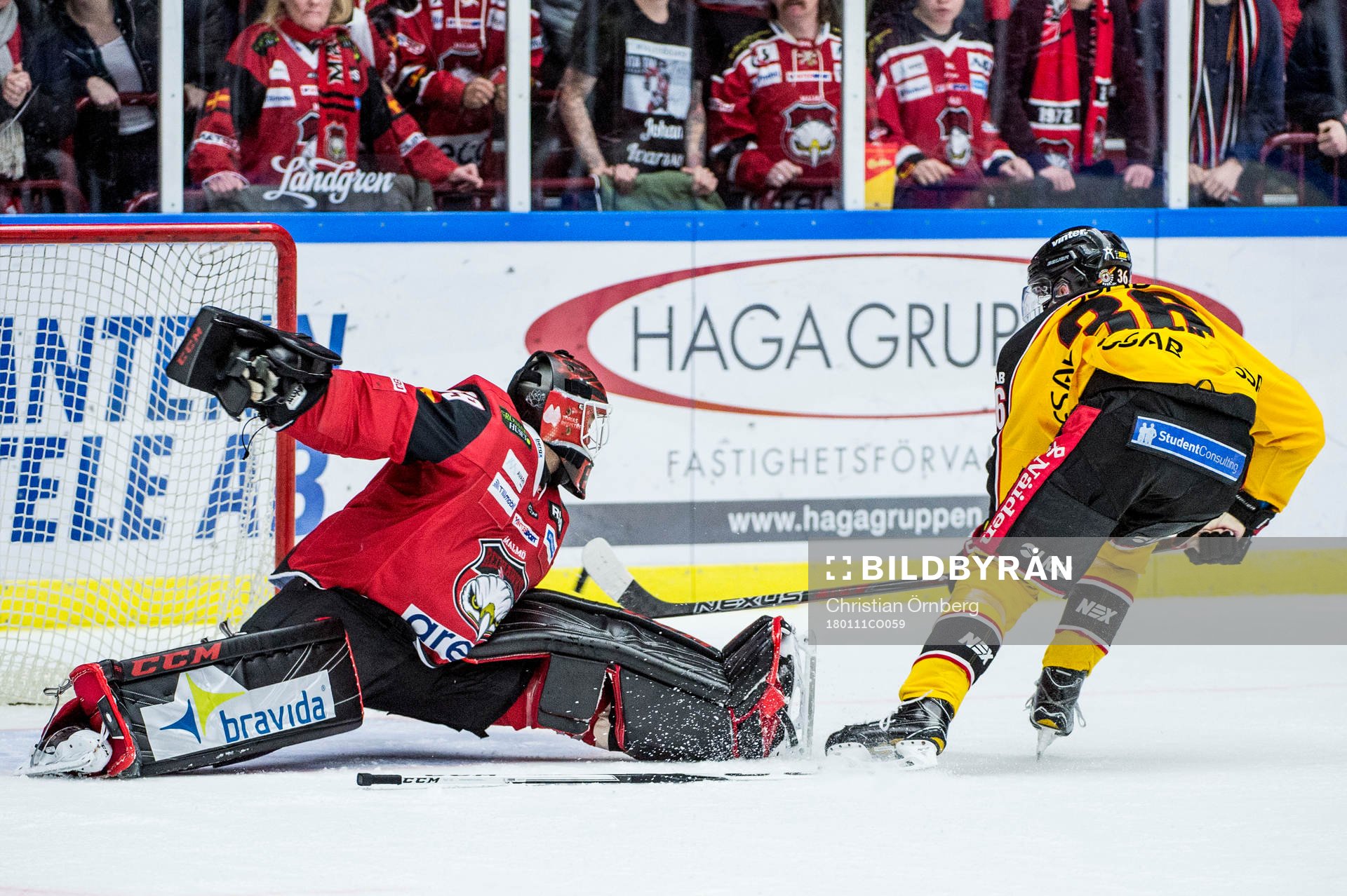 Luleås Emil Larsson säter straff på Malmö Redhawks