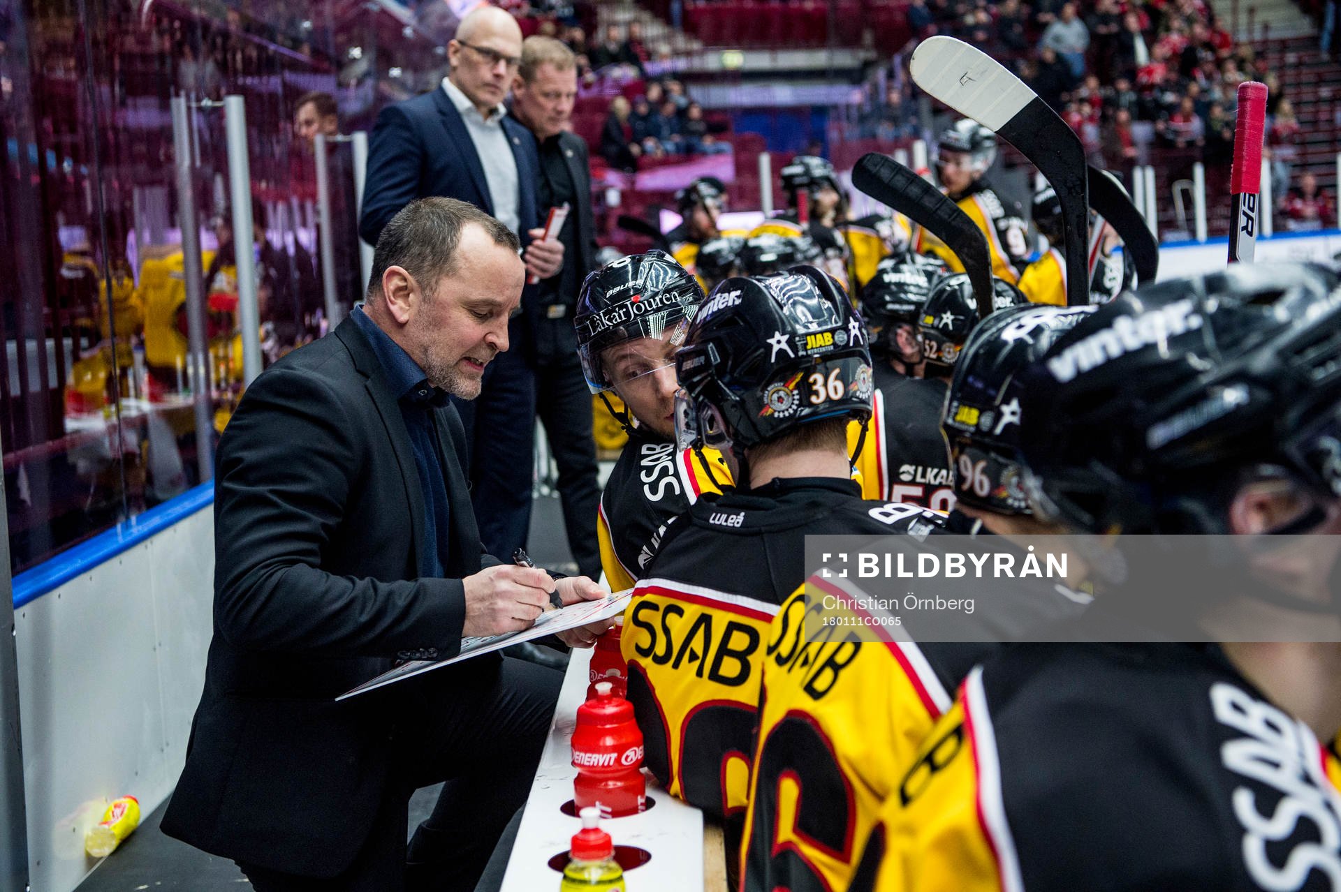 Luleås tränare Thomas Berglund med spelarna