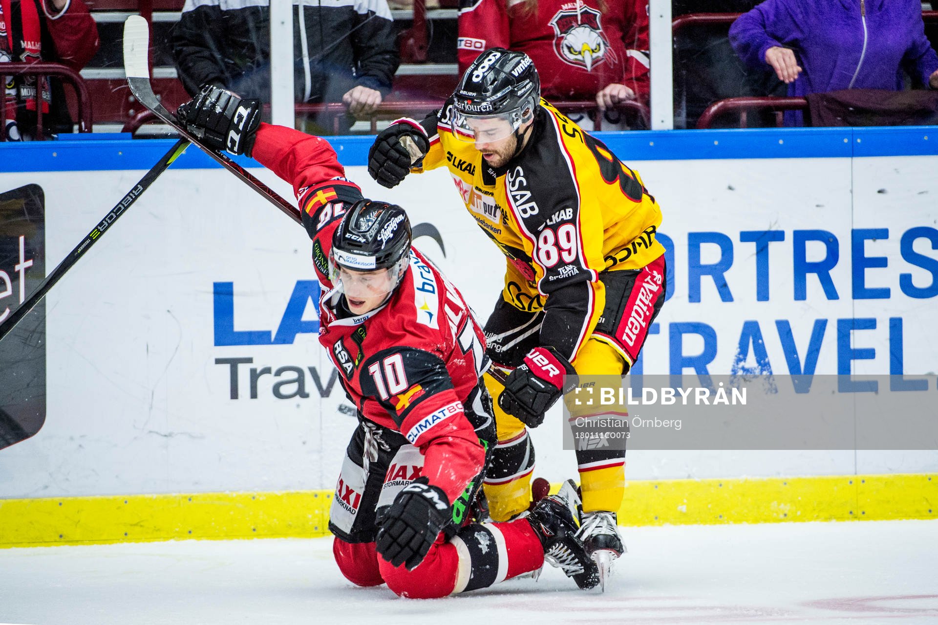 Luleås Ryan Johnston trycker till Malmö Redhawks Robin