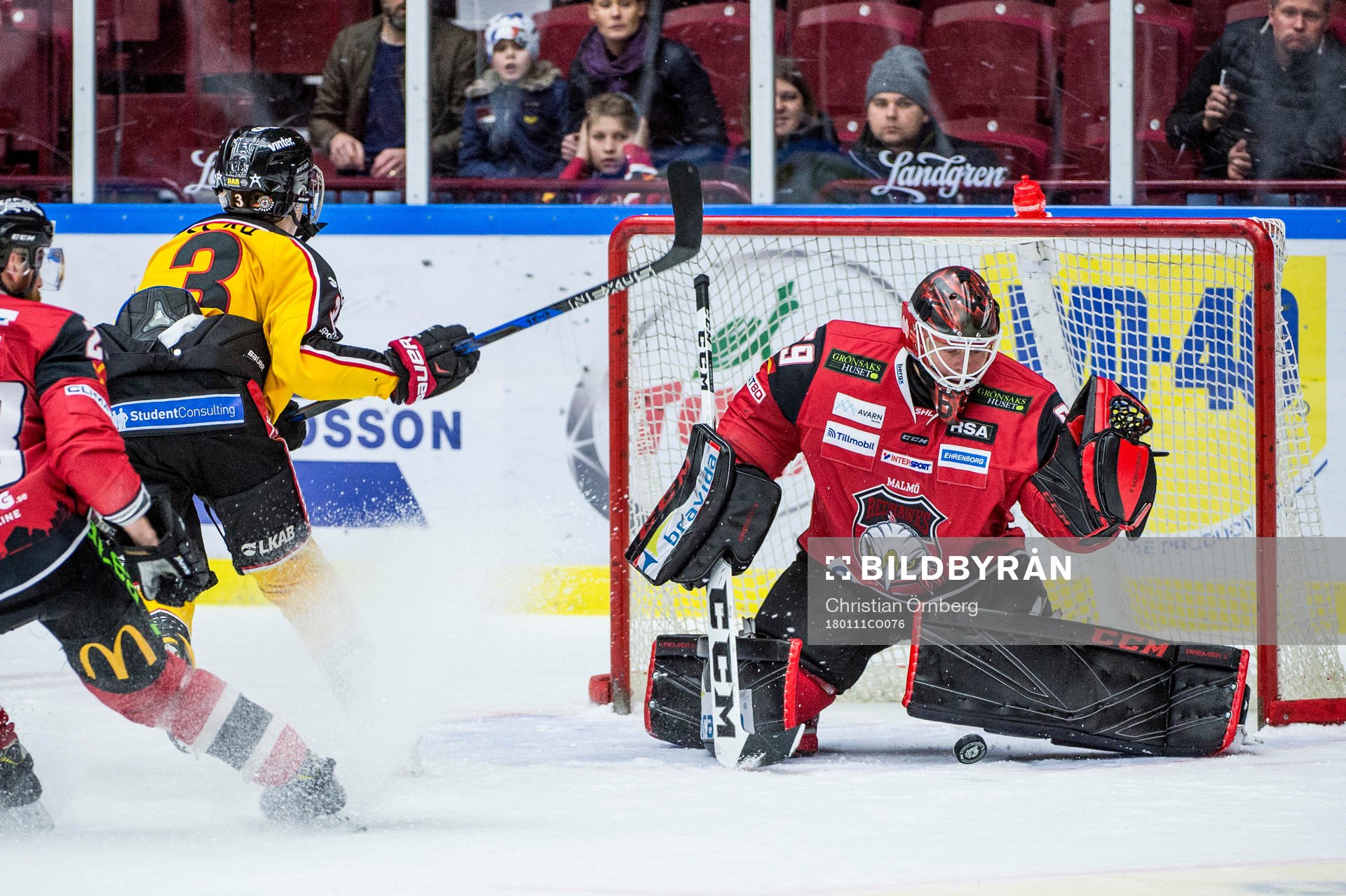 Luleås Nils Lundkvist mot Malmö Redhawks målvakt Oscar