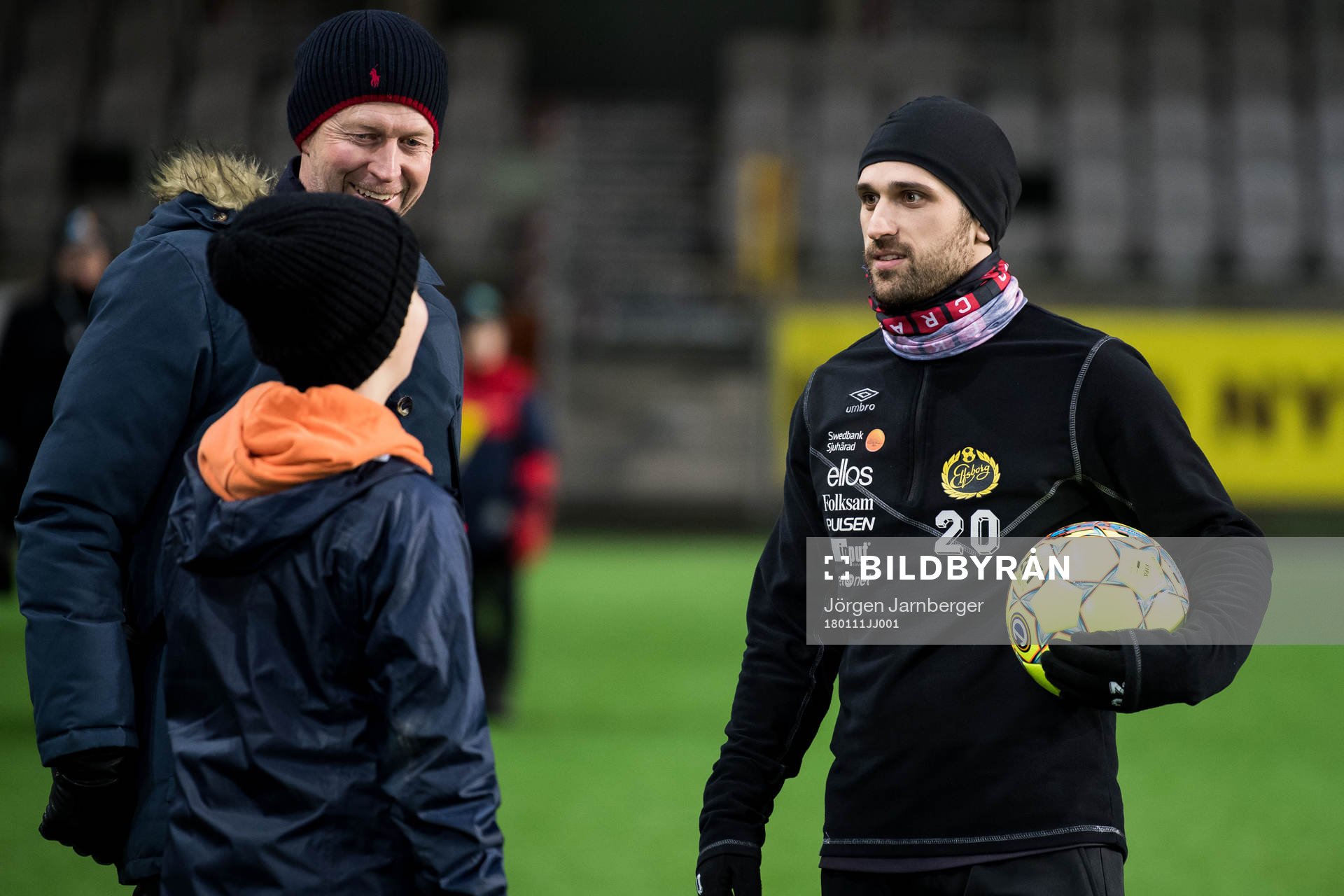 Elfsborgs Emir Bajrami pratar med supportrar