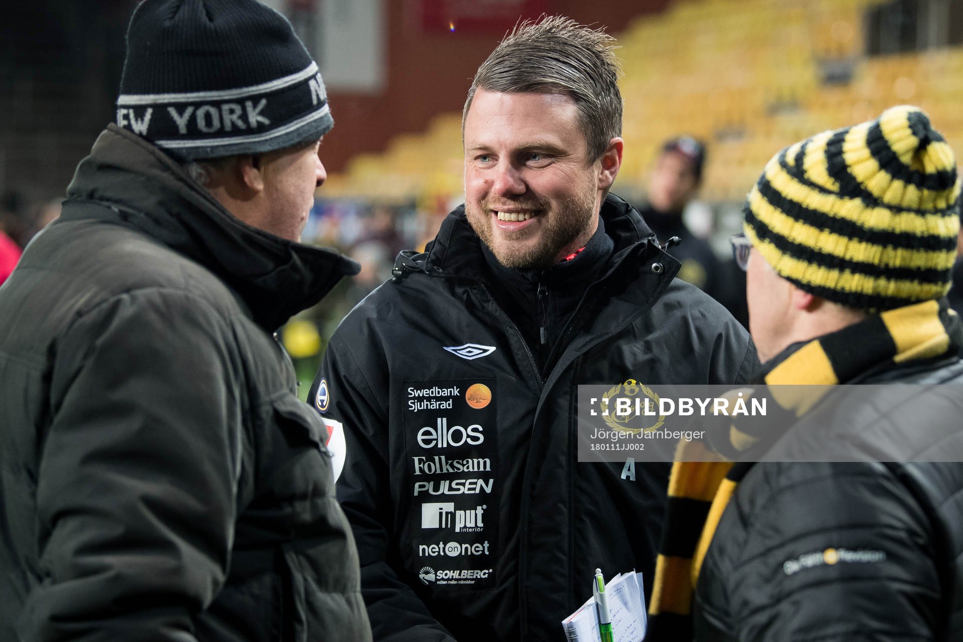 Elfsborgs manager Jimmy Thelin pratar med supportrar
