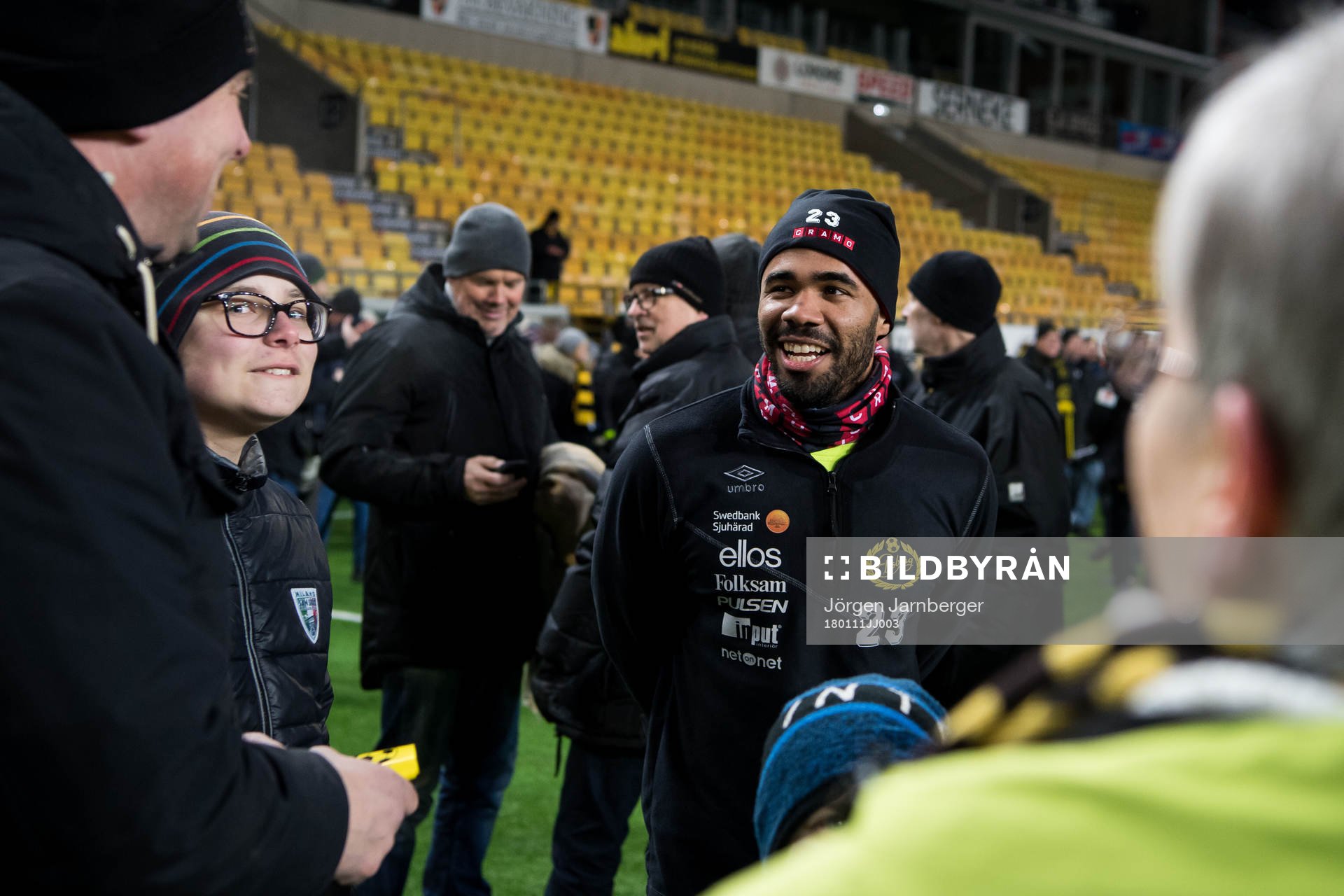 Elfsborgs Alex Dyer pratar med supportrar