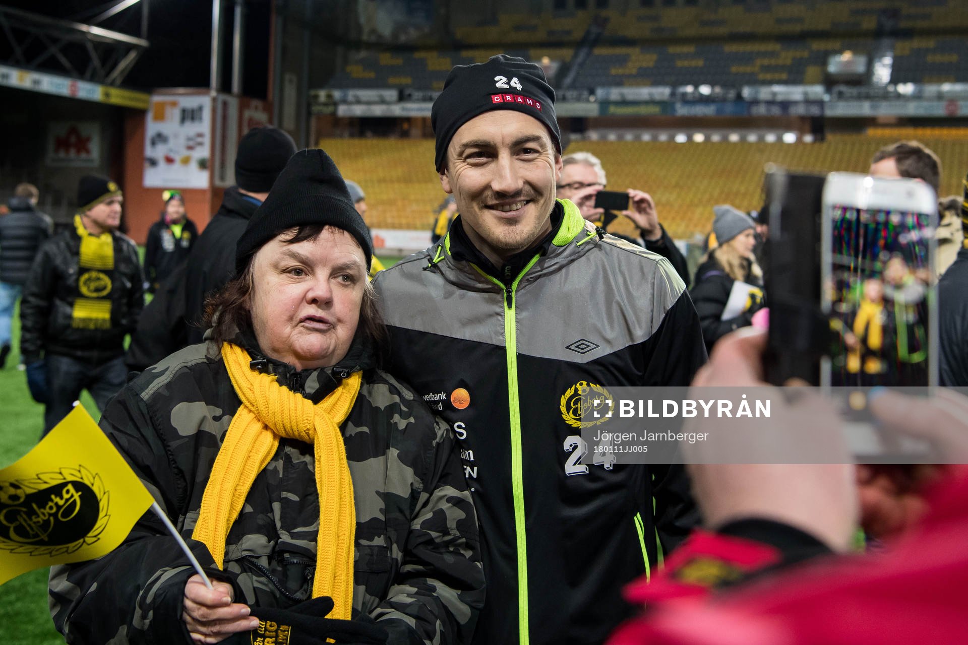 Elfsborgs Stefan Ishizaki poserar med supporter