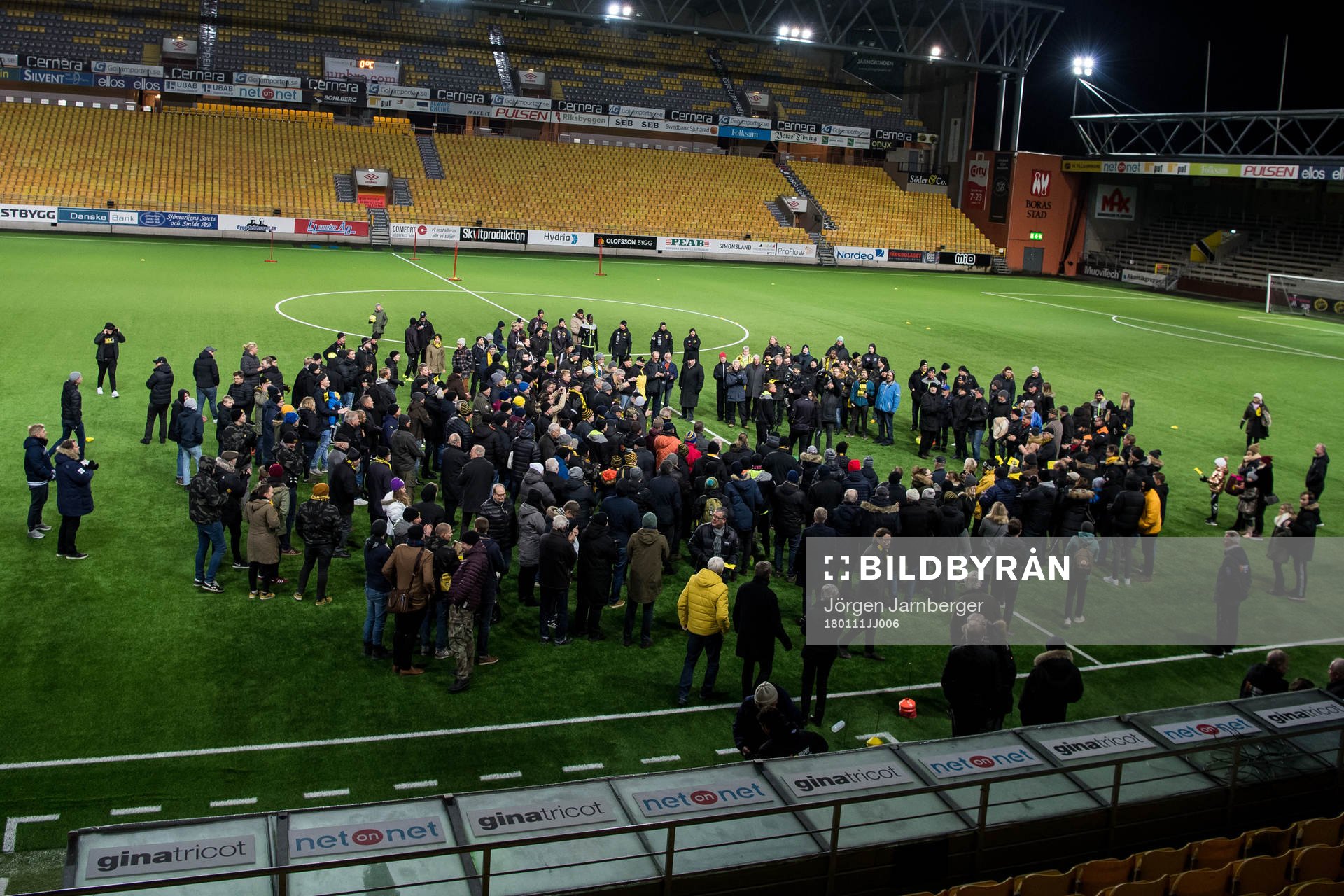 Supportrar träffar Elfsborgs spelare och ledare