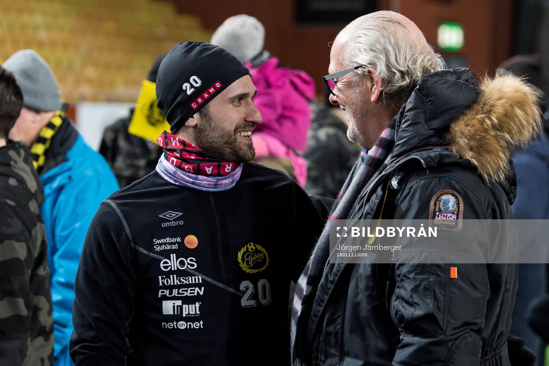 Elfsborgs Emir Bajrami pratar med supporter