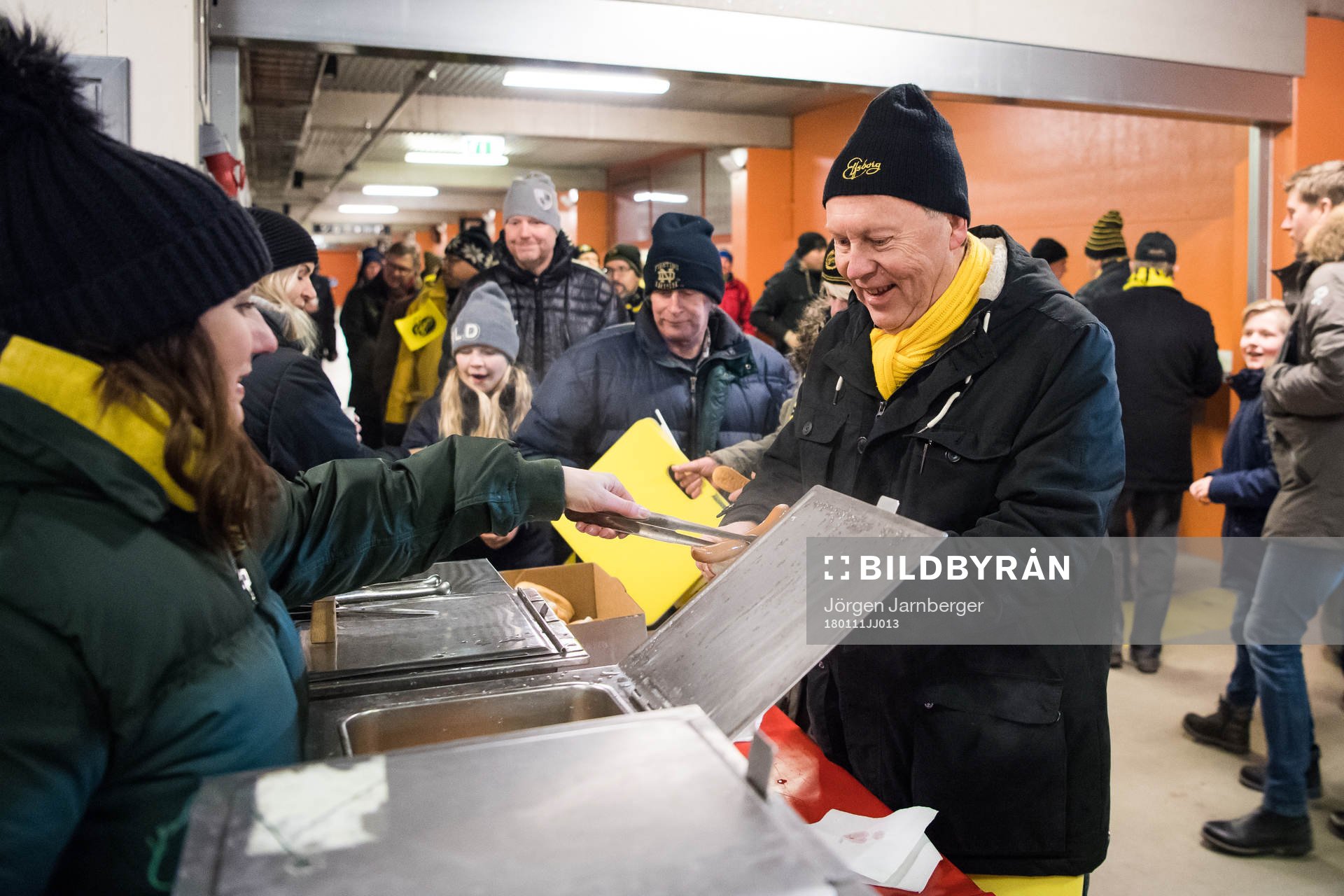 En glad supportar äter korv med bröd