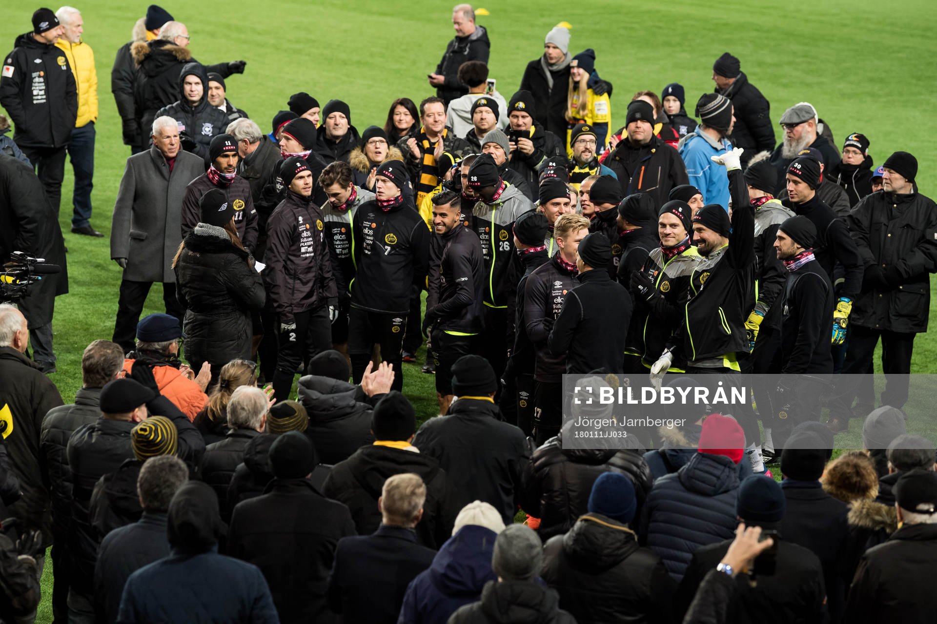 Elfsborgs spelare minglar med supportrar