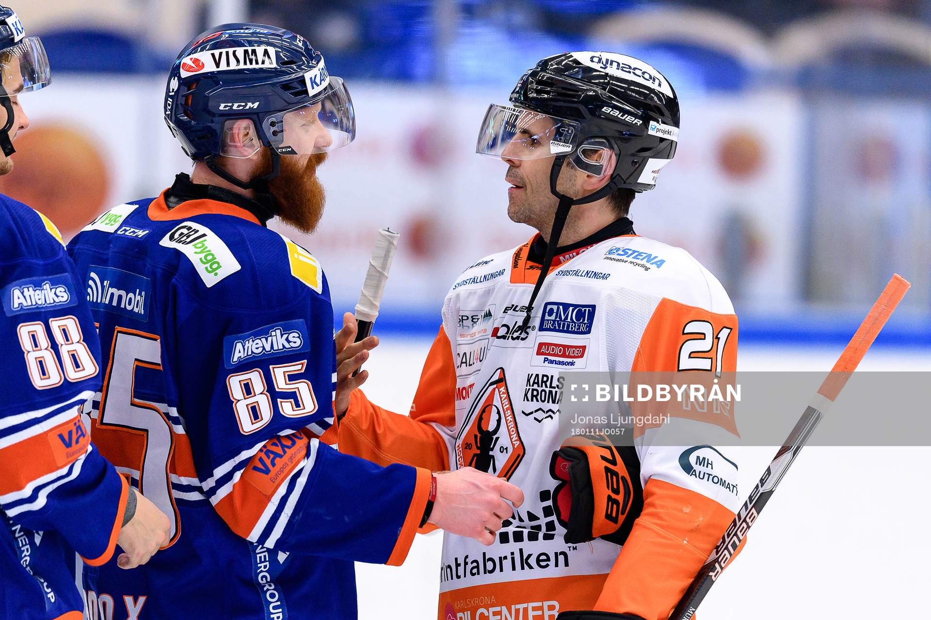 Växjös Liam Reddox och Karlskronas Cory Murphy hälsar