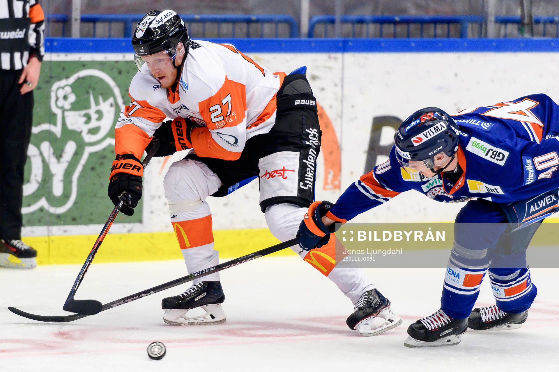 Karlskronas Henrik Nilsson i kamp Växjös Elias Pettersson