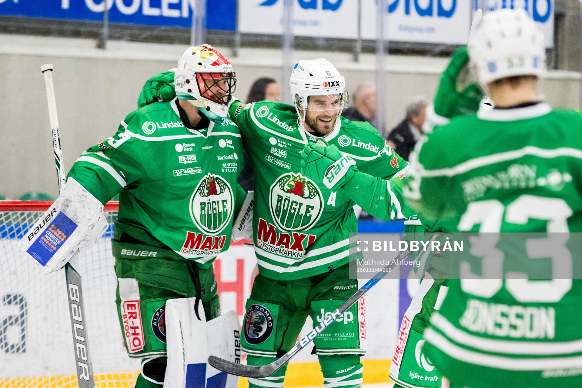 Rögles målvakt Justin Pogge och Craig Schira jublar