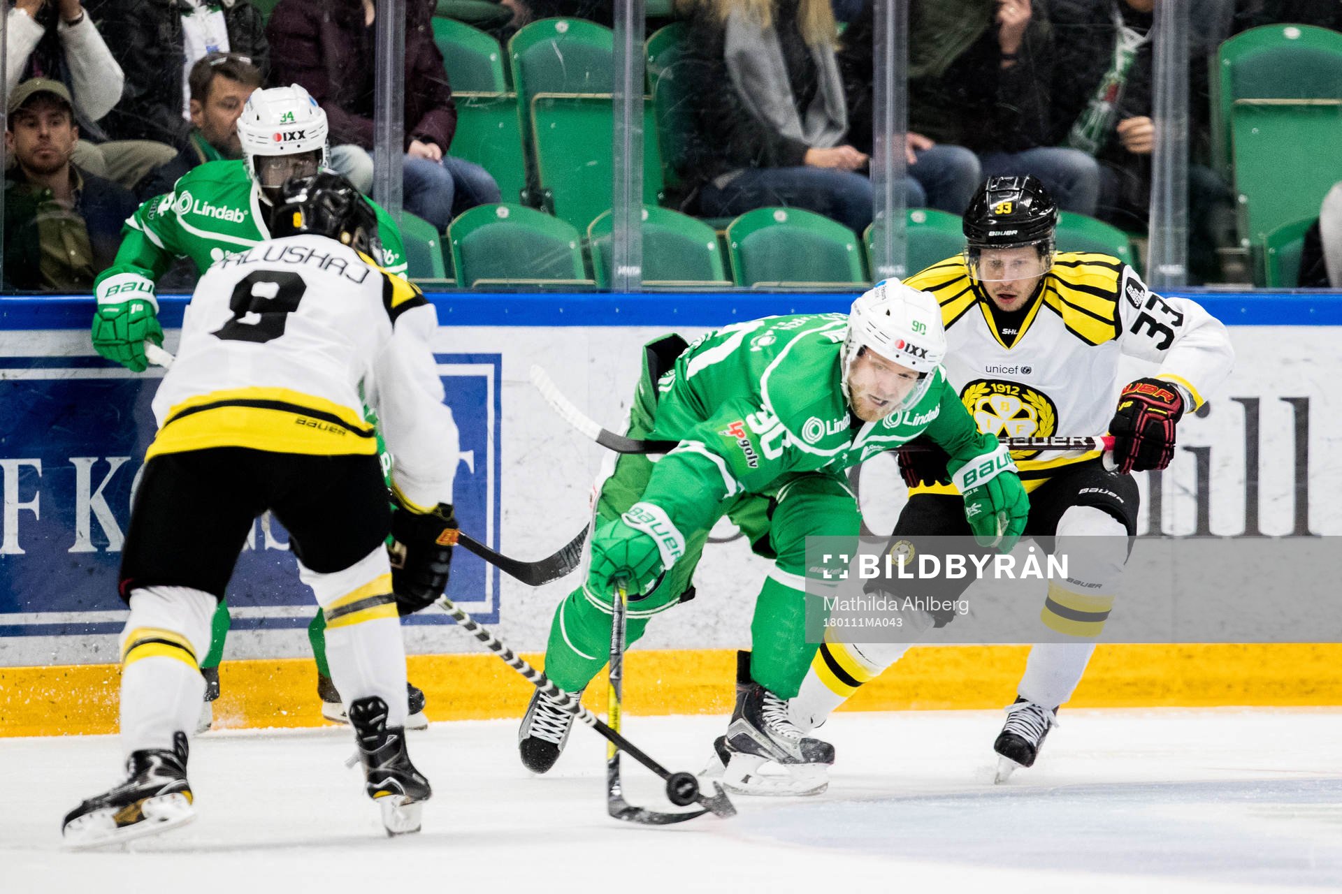 Rögles Ted Brithén försöker nå pucken