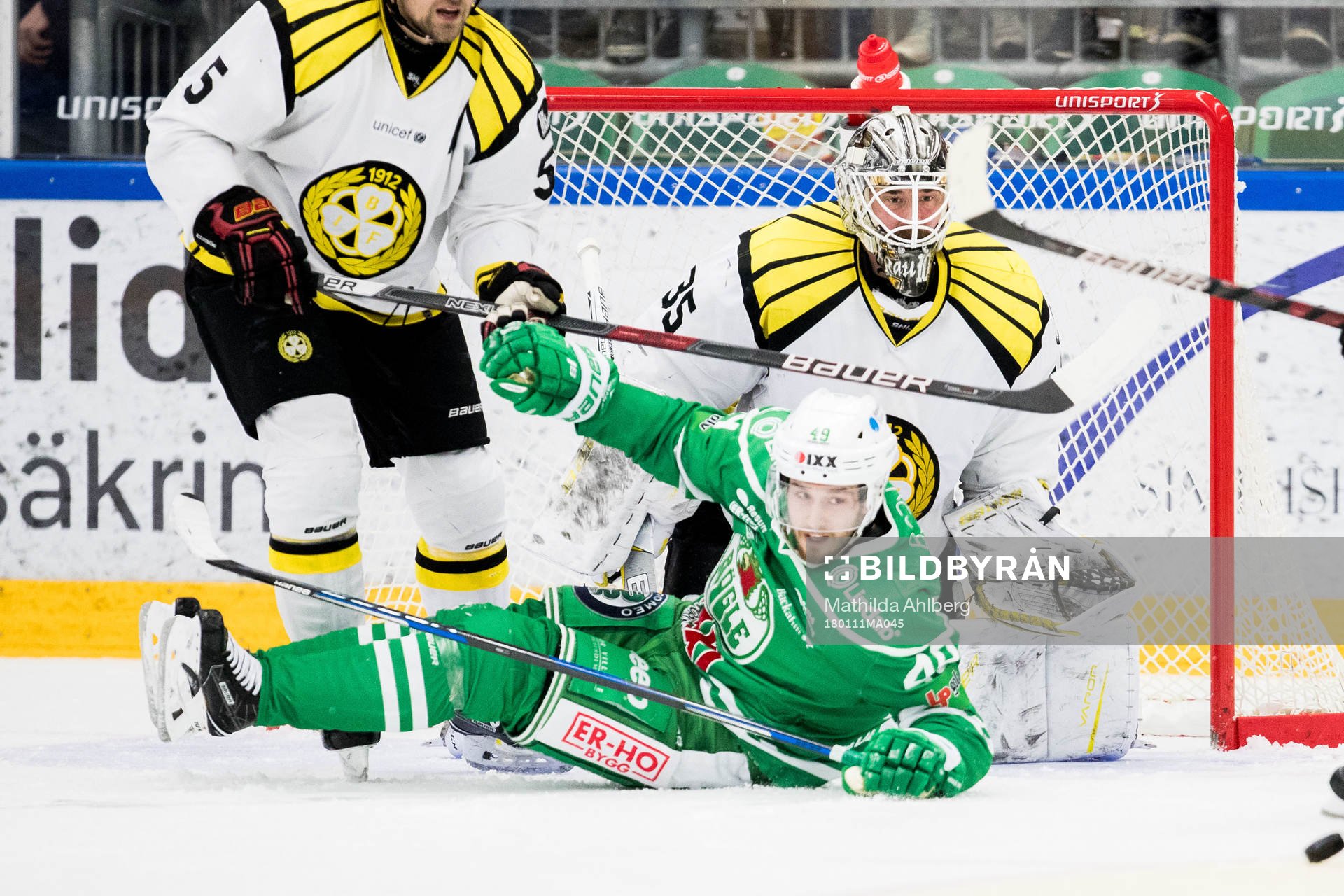 Rögles Sebastian Collberg och Brynäs målvakt David Rautio