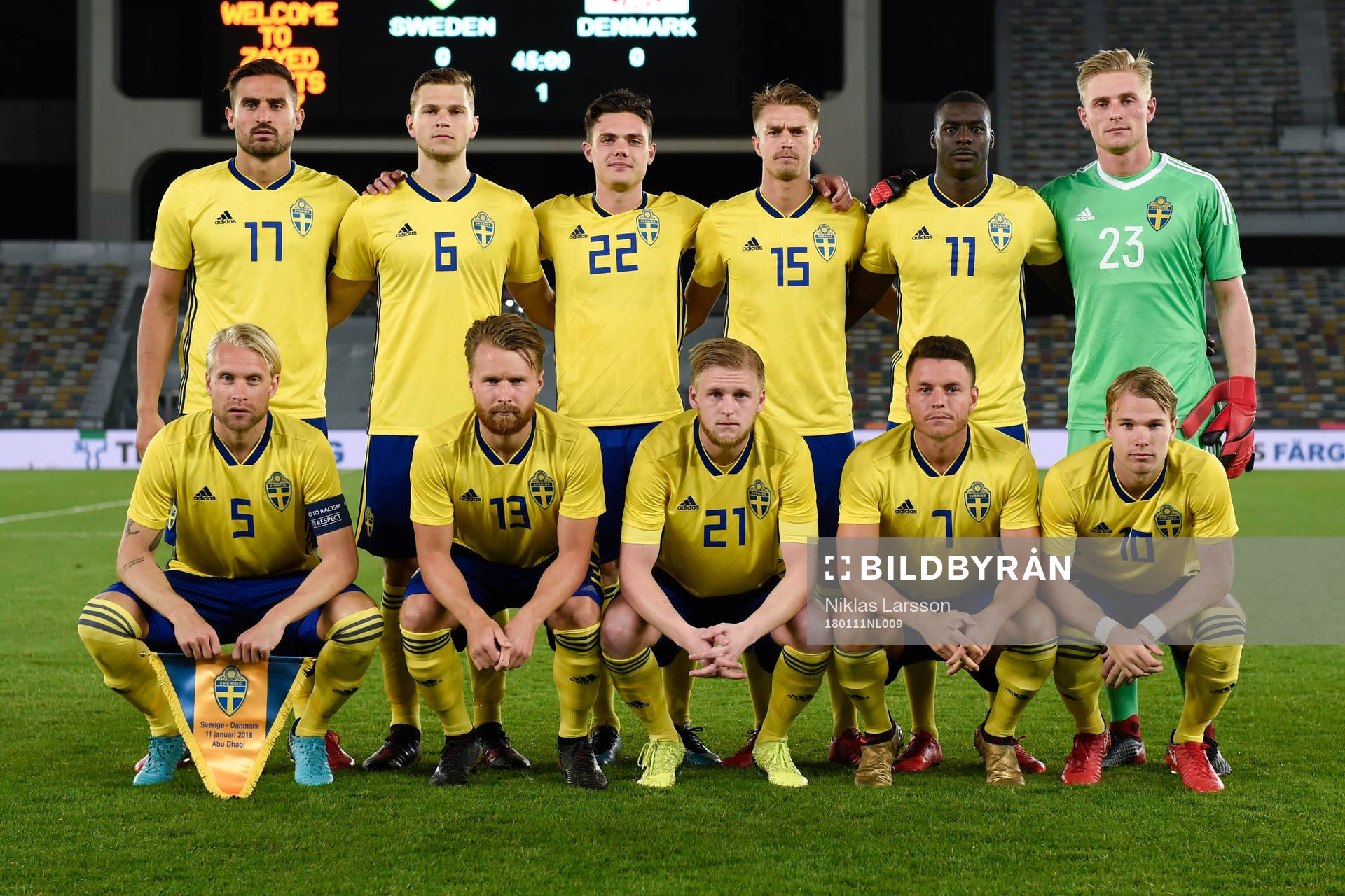 Sveriges startelva, (övre raden från vänster) Sotirios Papagiannopoulos, Jesper Karlström, David Moberg Karlsson, Rasmus Lindkvist, Ken Sema, målvakt Jacob Rinne, (Nedre raden från vänster) Johan Larsson, Jacob Une Larsson, Kalle Holmberg, Kerim Mrabti och Oscar Lewicki poserar för en lagbild inför en landskamp mellan Sverige och Danmark på det svenska fotbollslandslagets januariturné den 11 januari 2018 i Abu Dhabi.