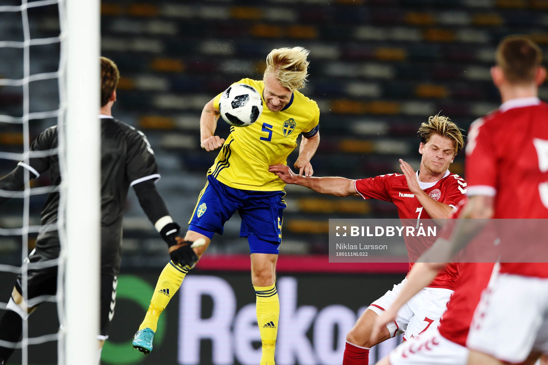 Sveriges Johan Larsson nickar mot mål samtidigt som