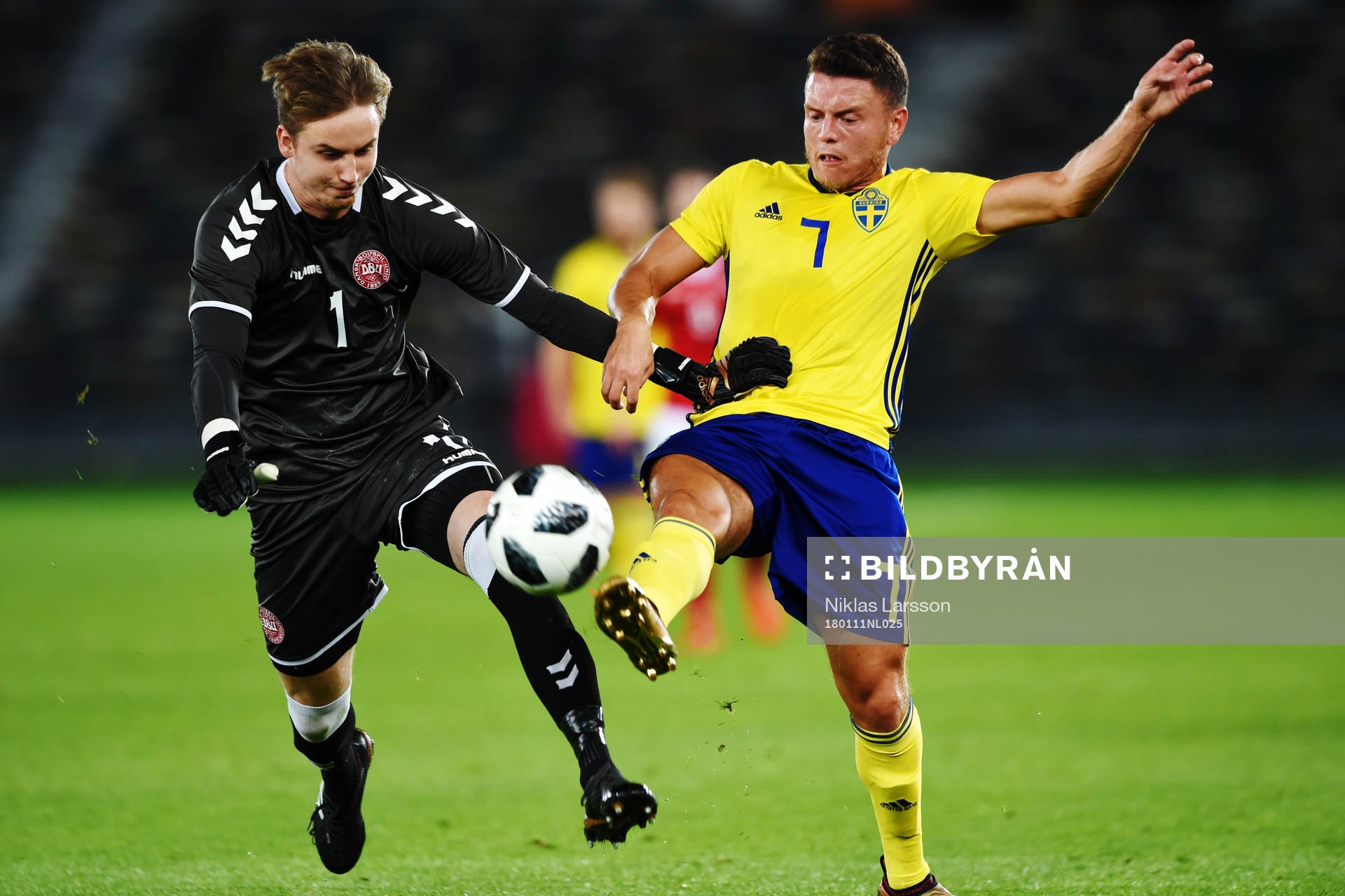 Sveriges Kerim Mrabti med läge mot Danmarks målvakt Fredrik Rønnov under en landskamp mellan Sverige och Danmark på det svenska fotbollslandslagets januariturné den 11 januari 2018 i Abu Dhabi.
